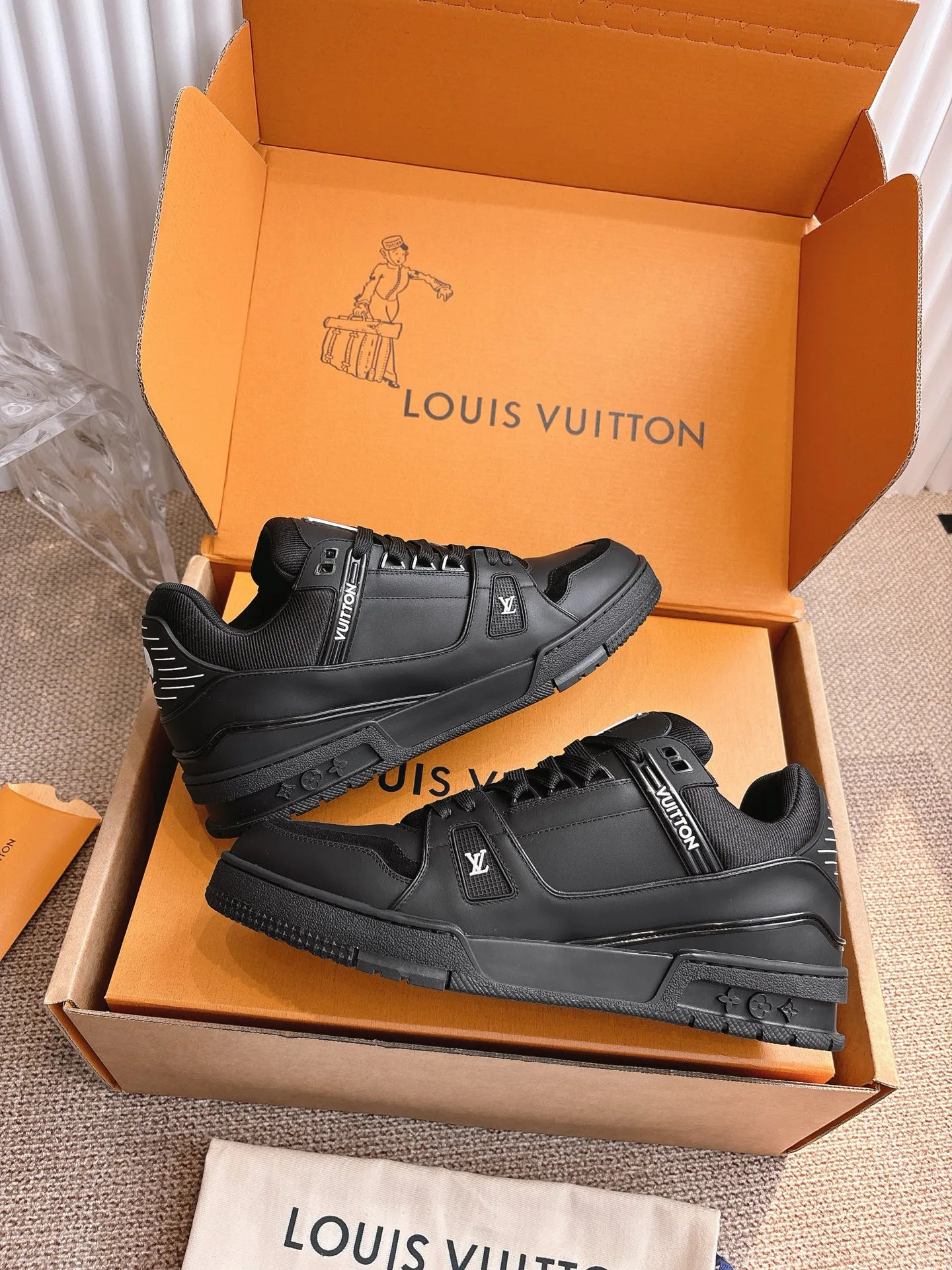 Women's Sneakers LOUIS VUITTON 18324746