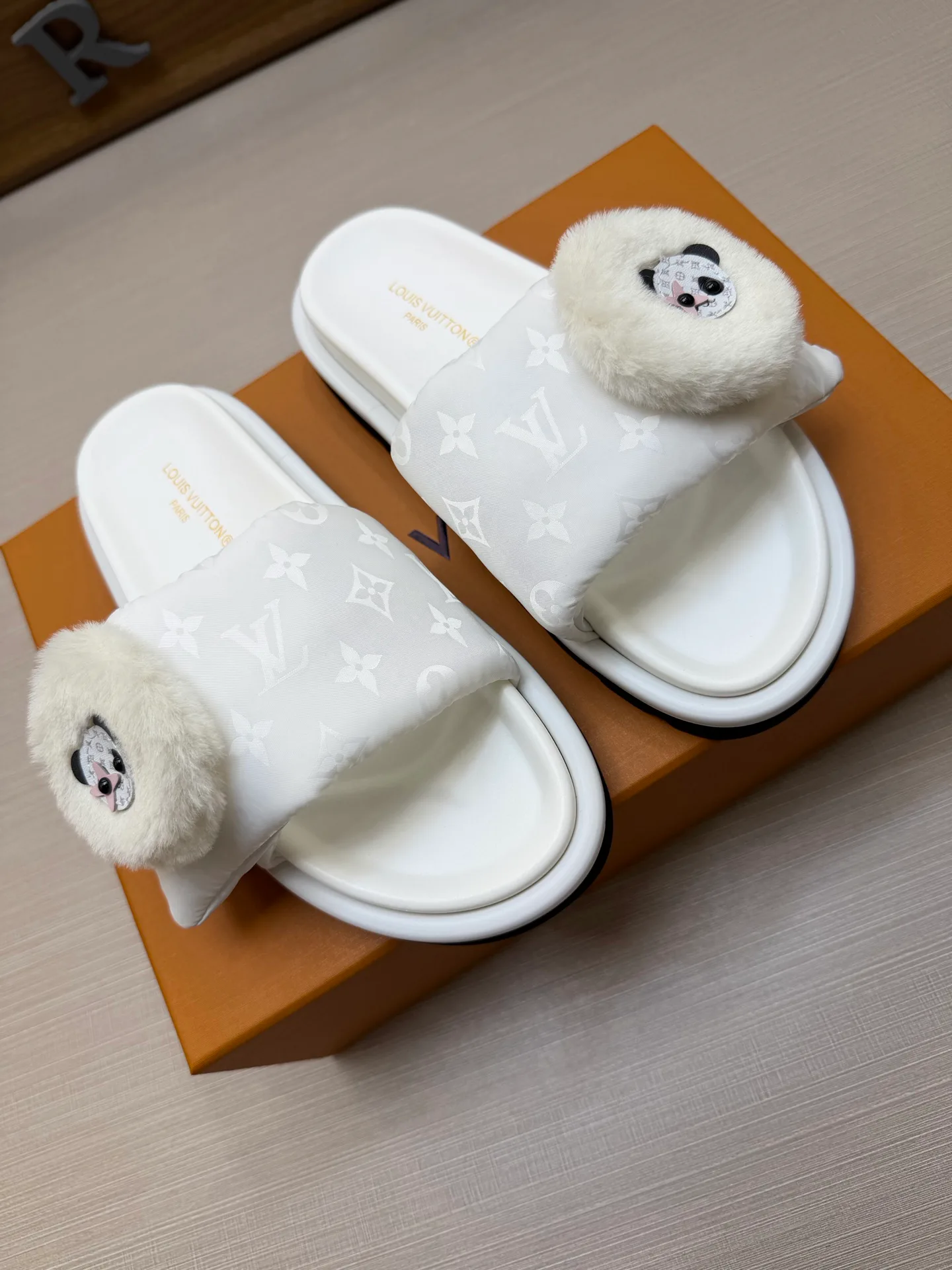 Women's Flip-Flops LOUIS VUITTON 18011818