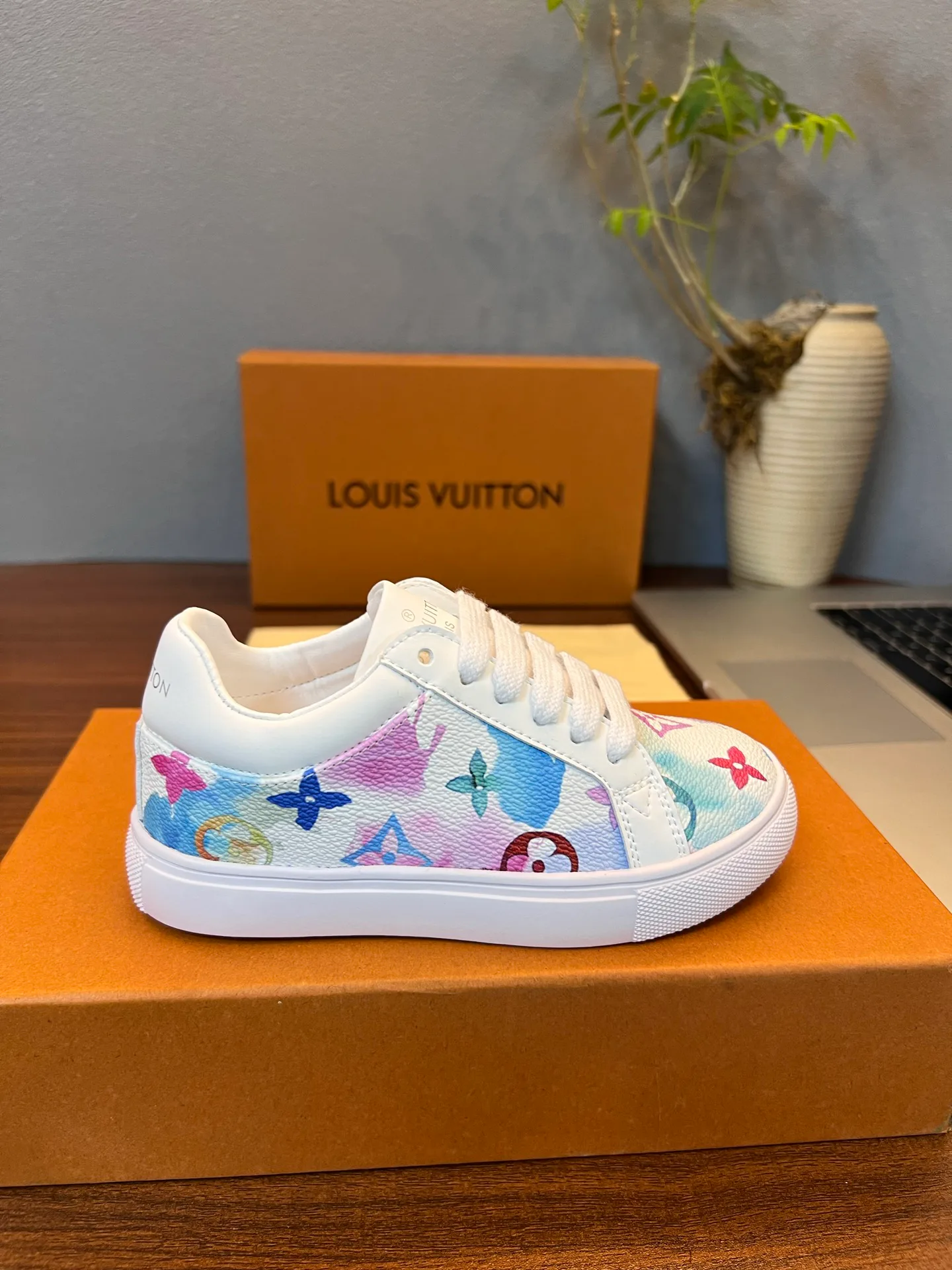 Women's Sneakers LOUIS VUITTON 18077544