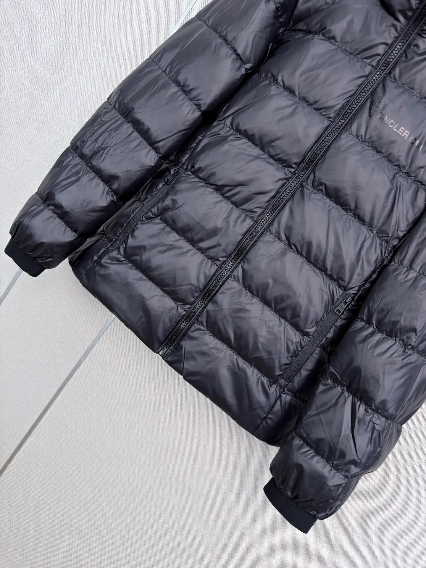 Women's Jackets And Down Jackets MONCLER 18501656