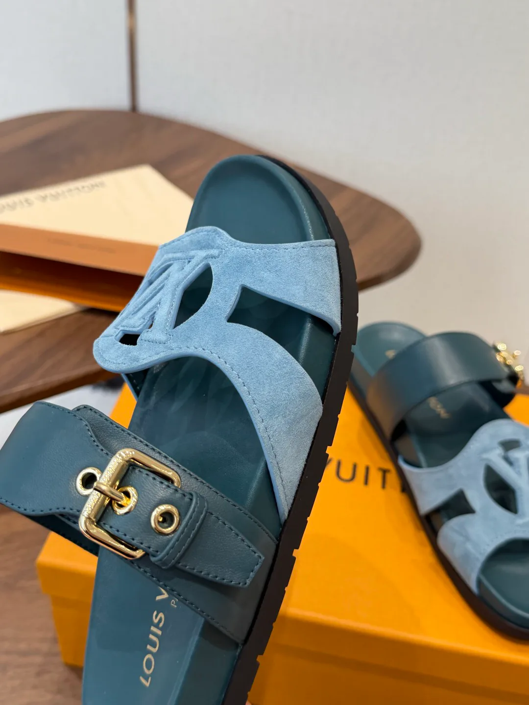 Шлепанцы Женские Louis Vuitton 18687520