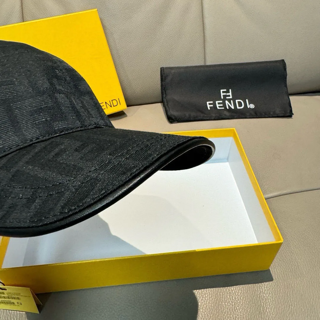 Hats FENDI 18105228