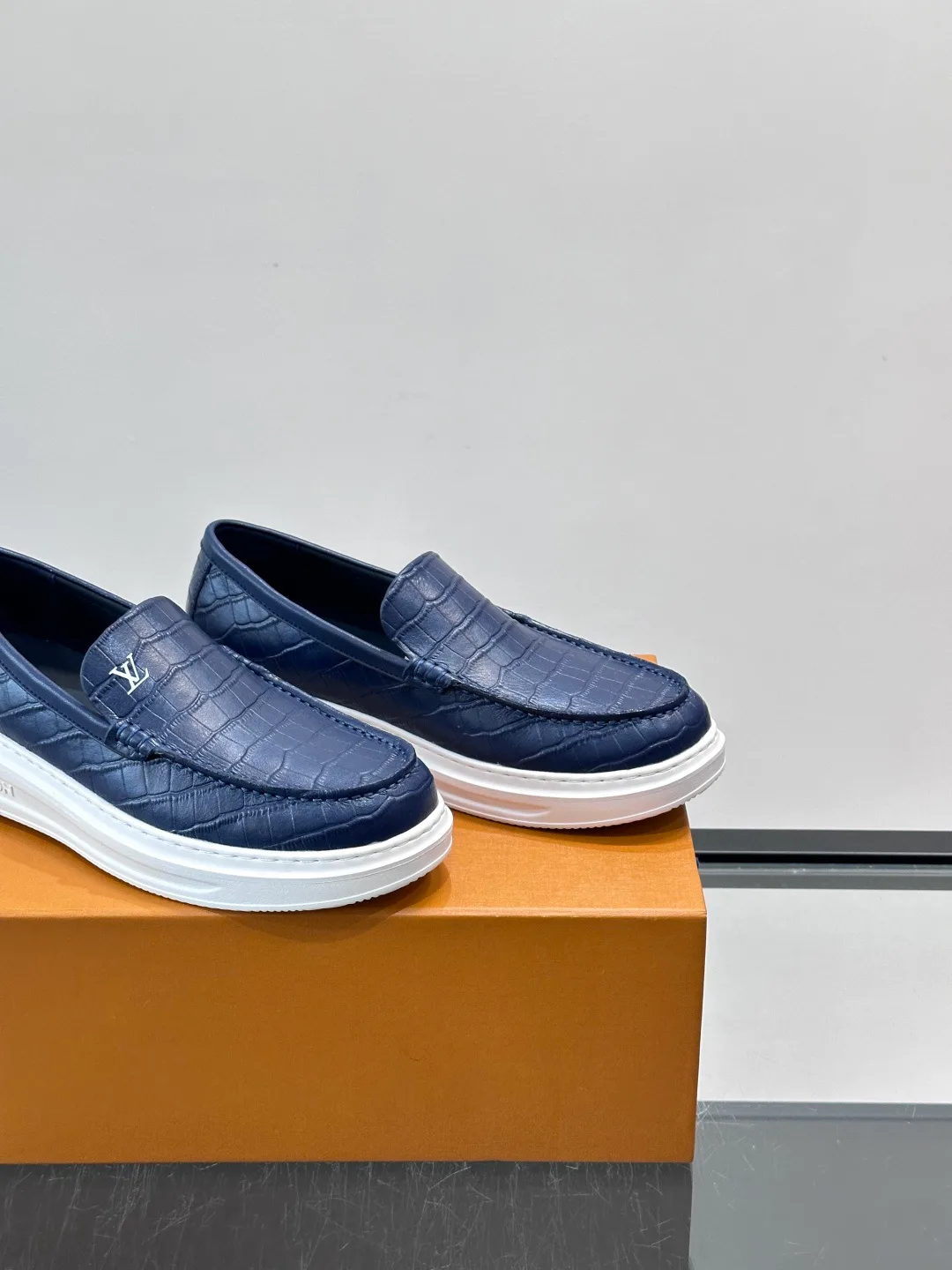 Men's Loafers And Dress Shoes LOUIS VUITTON 17806103