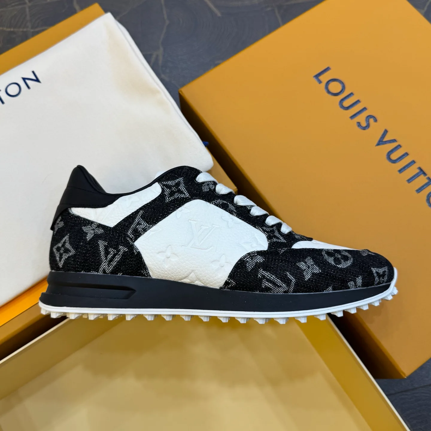 Women's Sneakers LOUIS VUITTON 17429011
