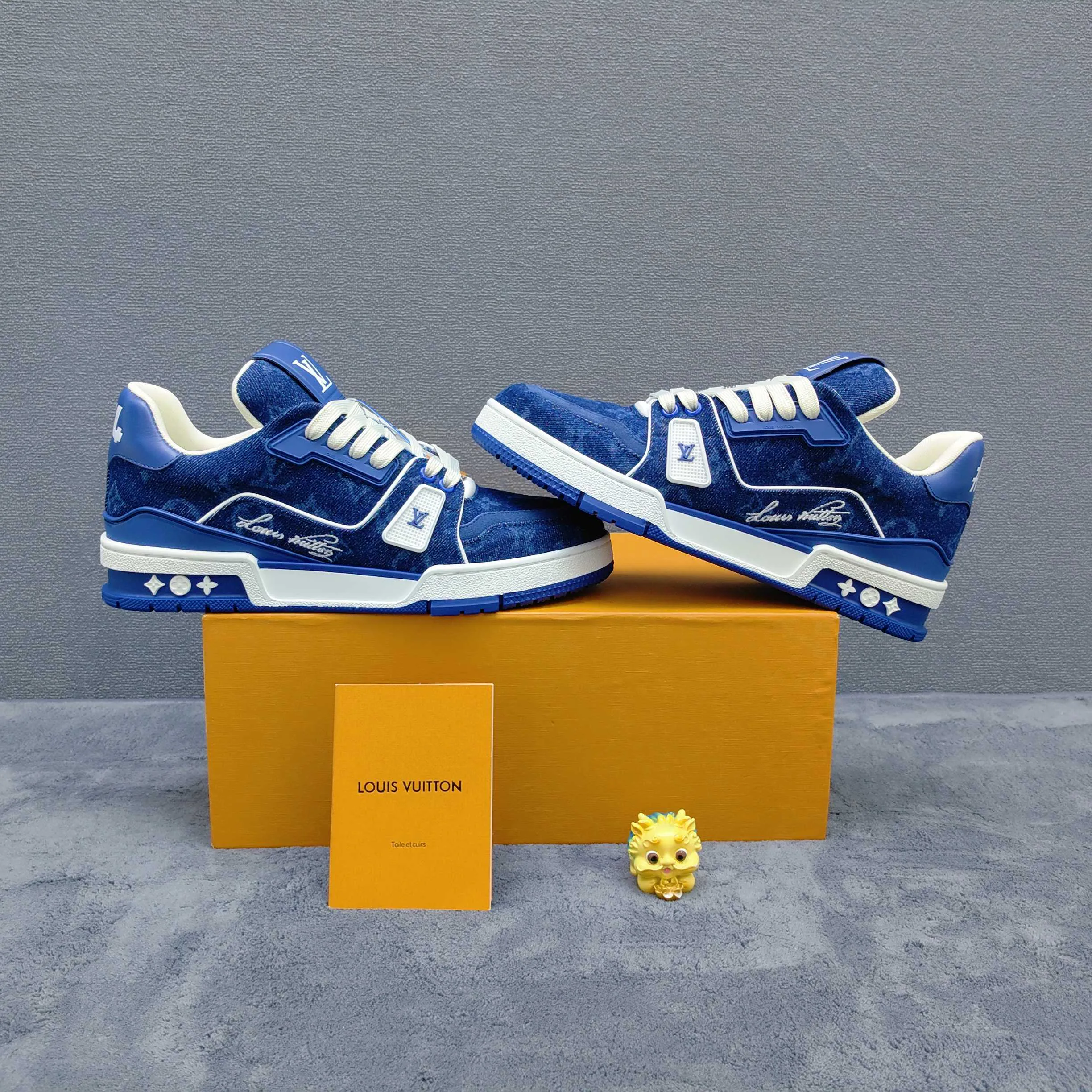 Women's Sneakers LOUIS VUITTON 17957146