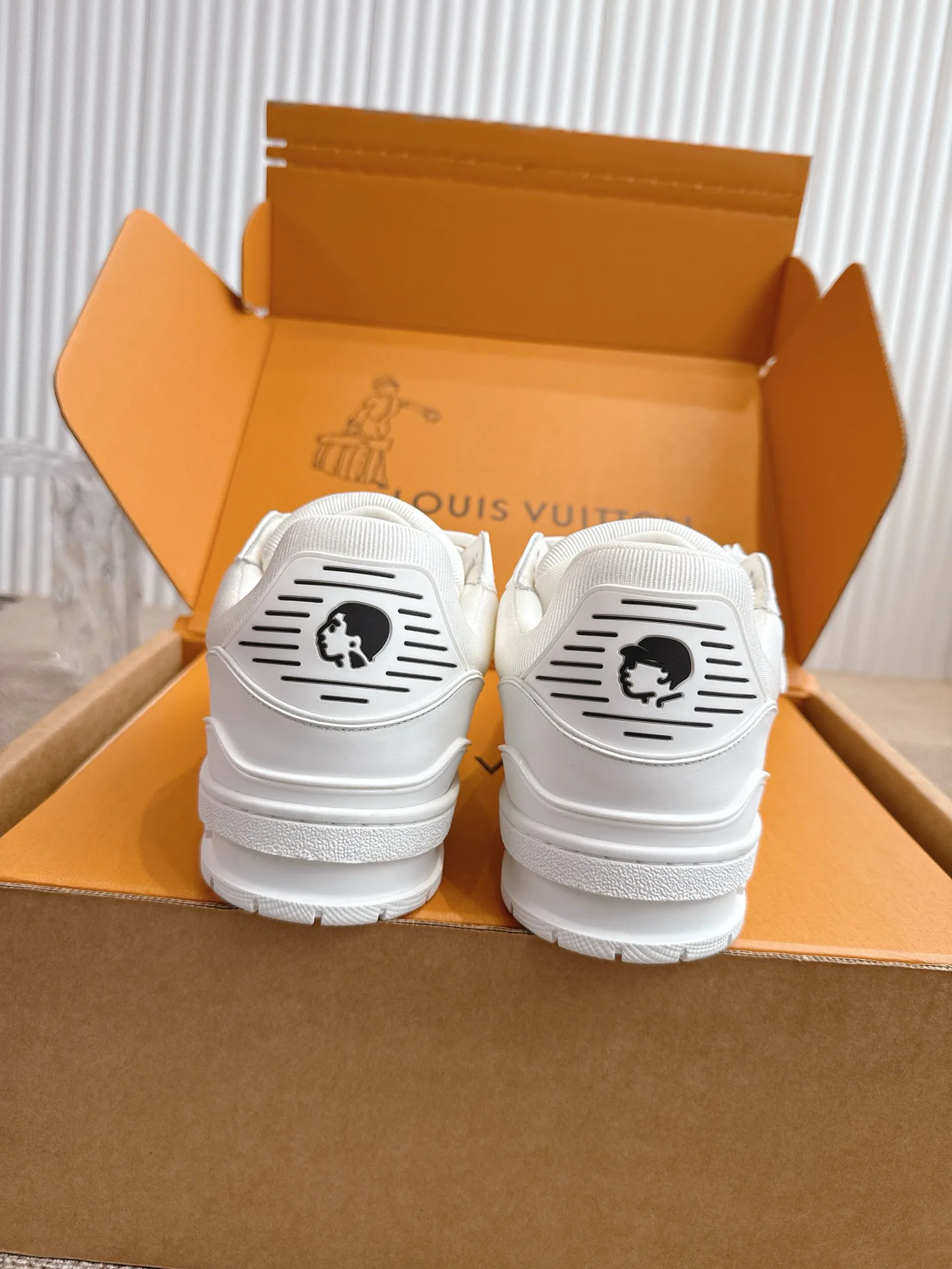 Women's Sneakers LOUIS VUITTON 18324748