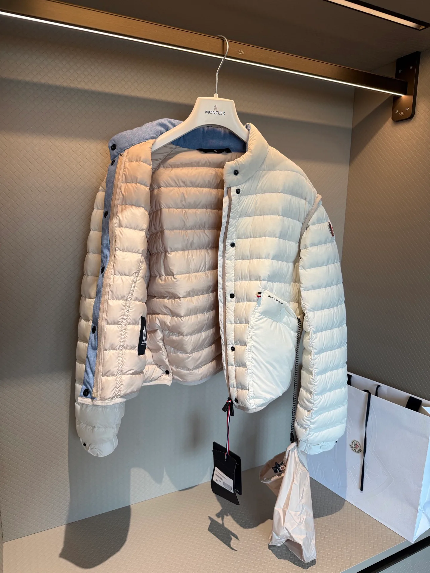Women's Jackets And Down Jackets MONCLER 18391928