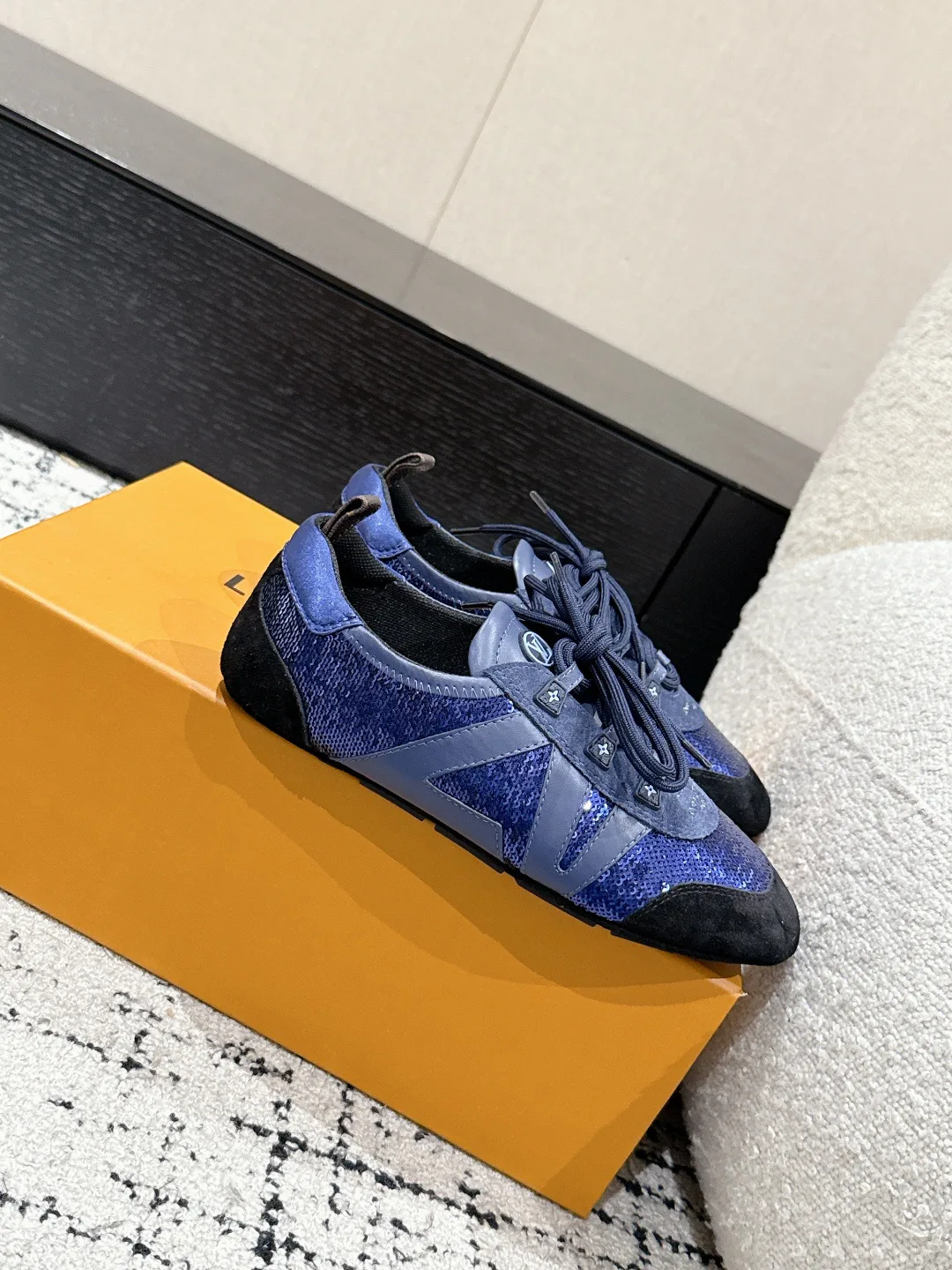 Women's Sneakers LOUIS VUITTON 18409734