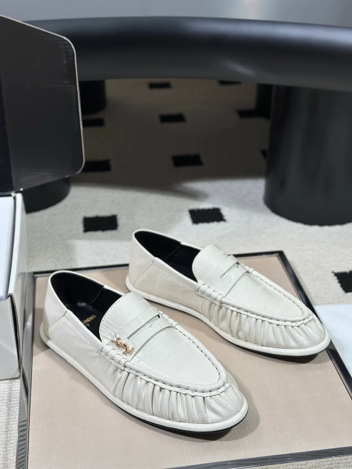 Women's Loafers And Moccasins SAINT LAURENT 18041754