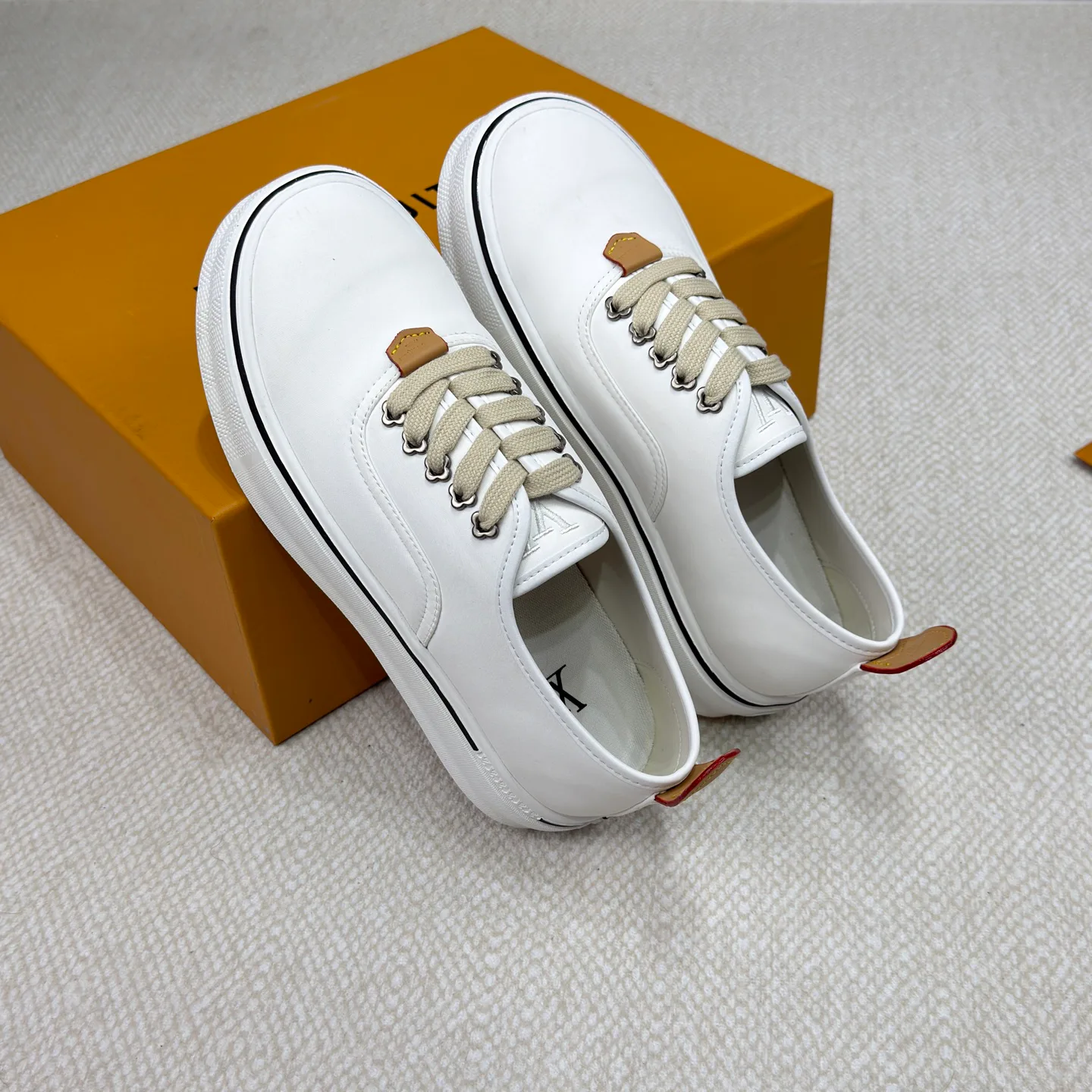 Men's Sneakers LOUIS VUITTON 18365134