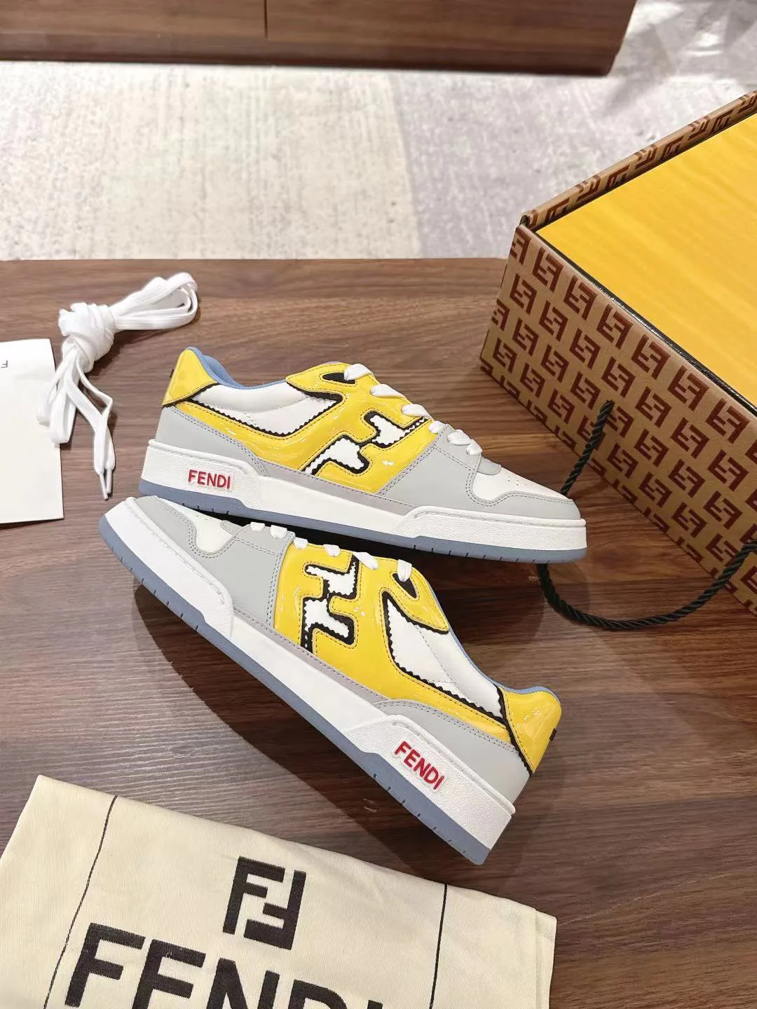 Women's Sneakers FENDI 18219552