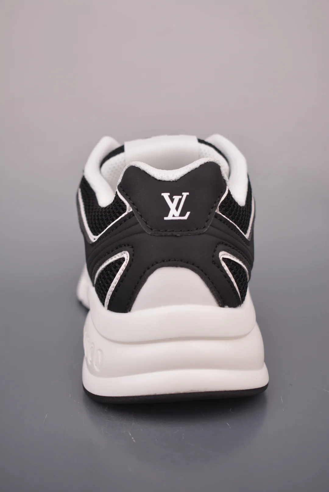 Women's Sneakers LOUIS VUITTON 17429979
