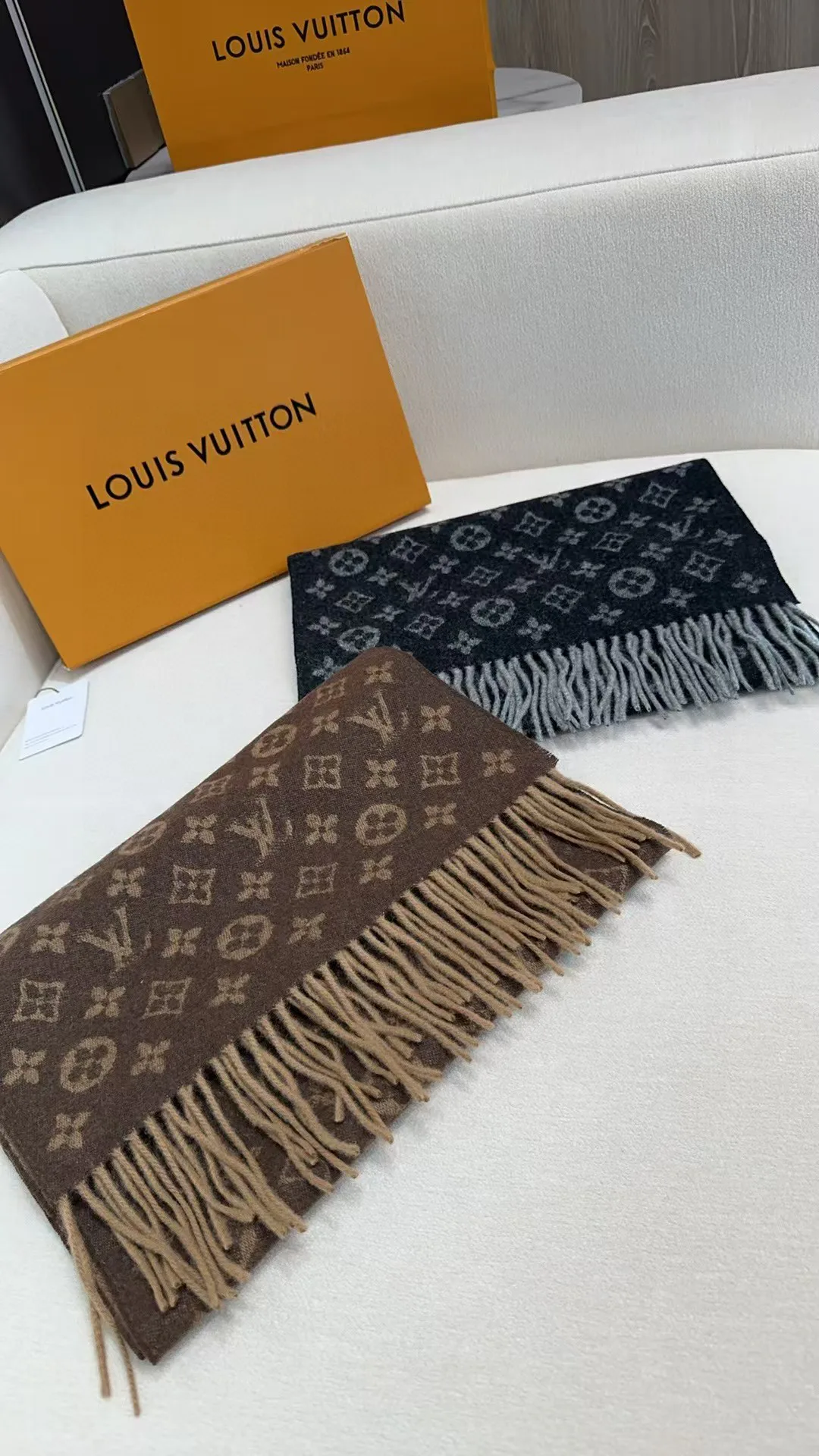 Scarves LOUIS VUITTON 18476637