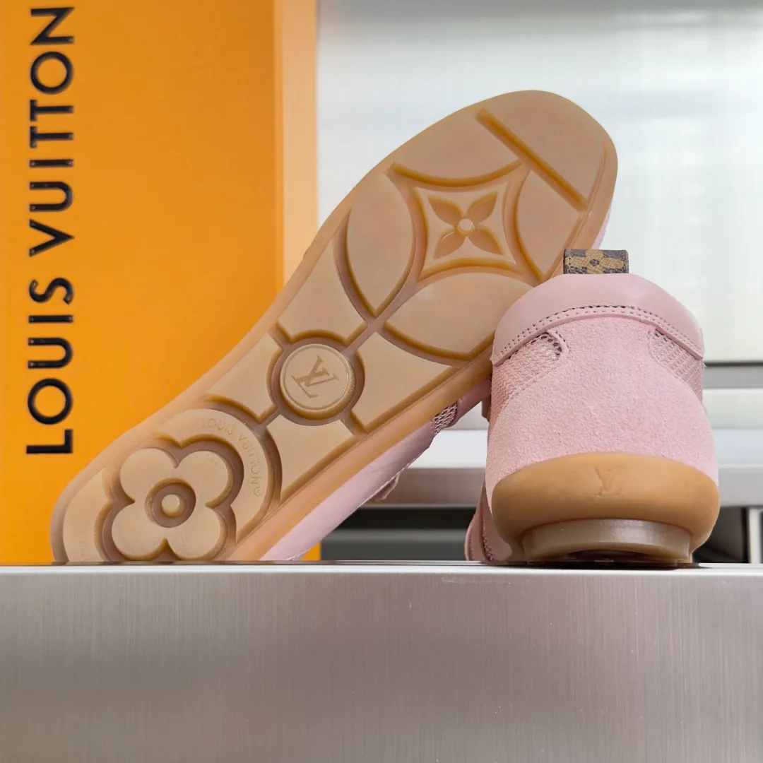 Women's Sneakers LOUIS VUITTON 17950634
