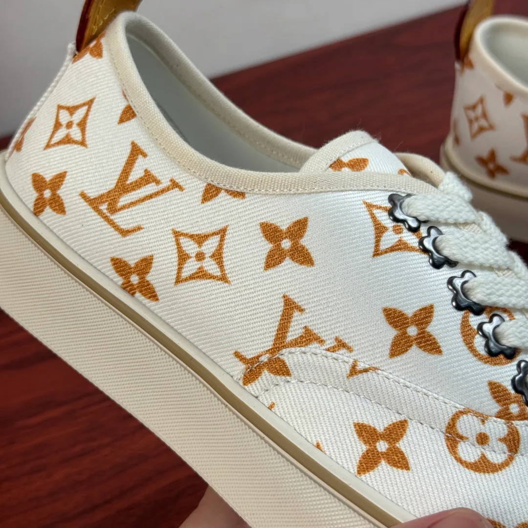 Men's Sneakers LOUIS VUITTON 18100539