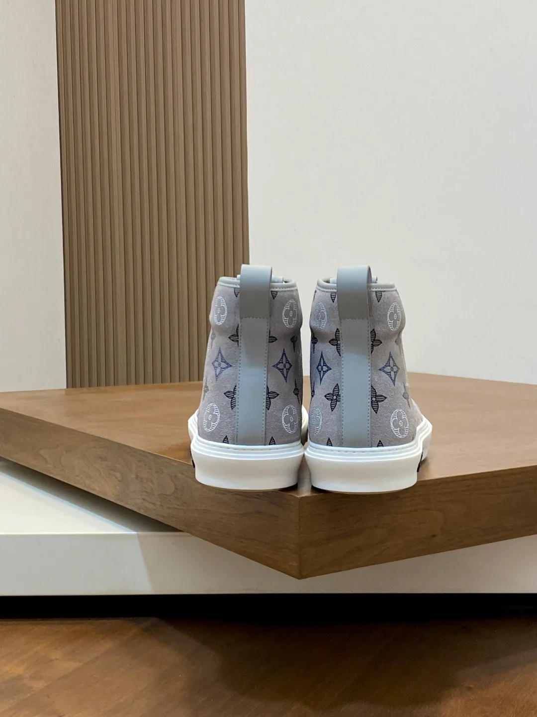 Кроссовки Мужские Louis Vuitton 18586527