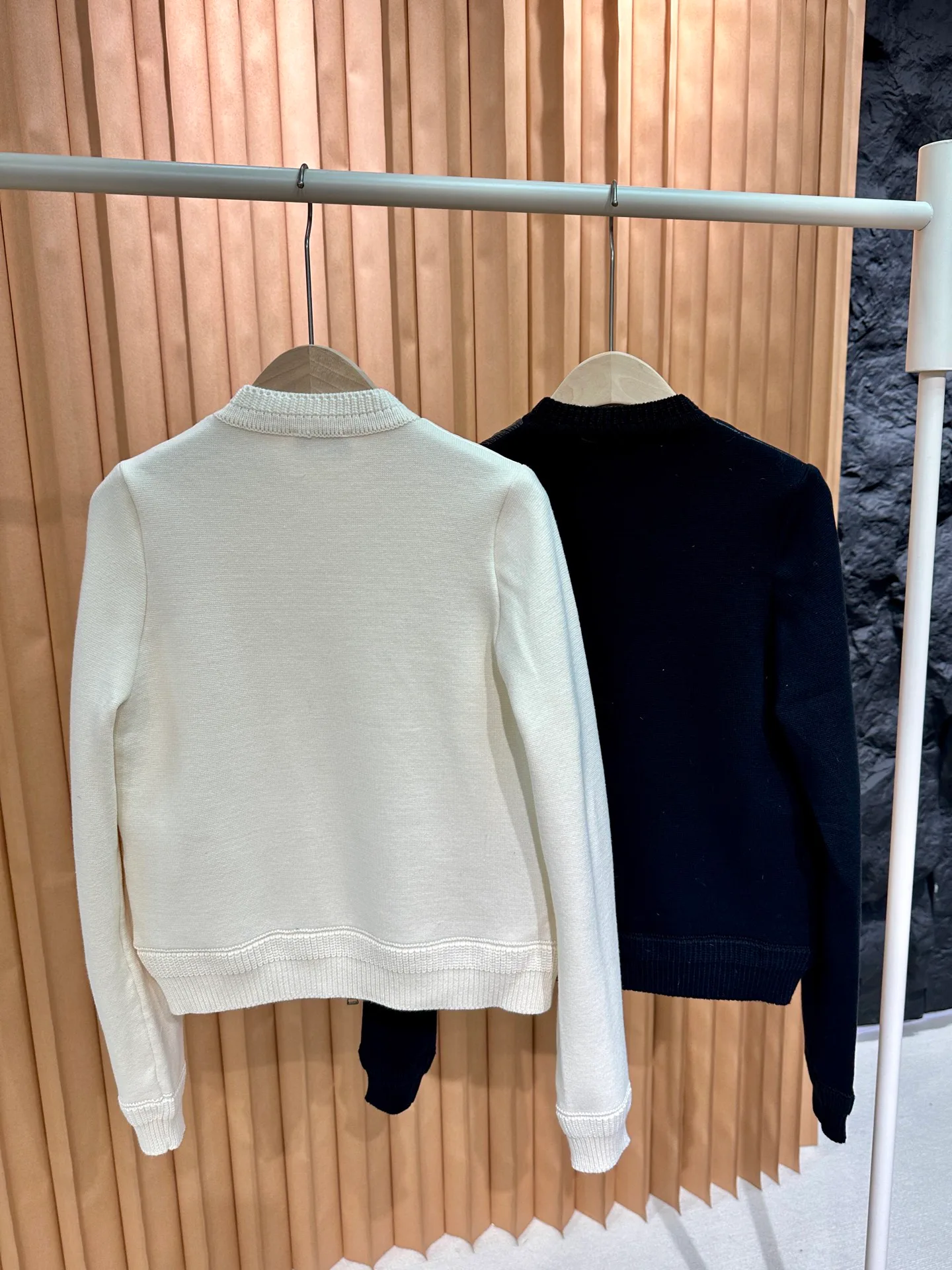 Women's Jackets And Down Jackets MONCLER 18106079
