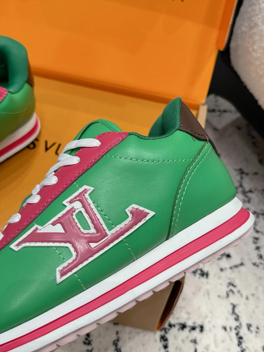 Women's Sneakers LOUIS VUITTON 18406491