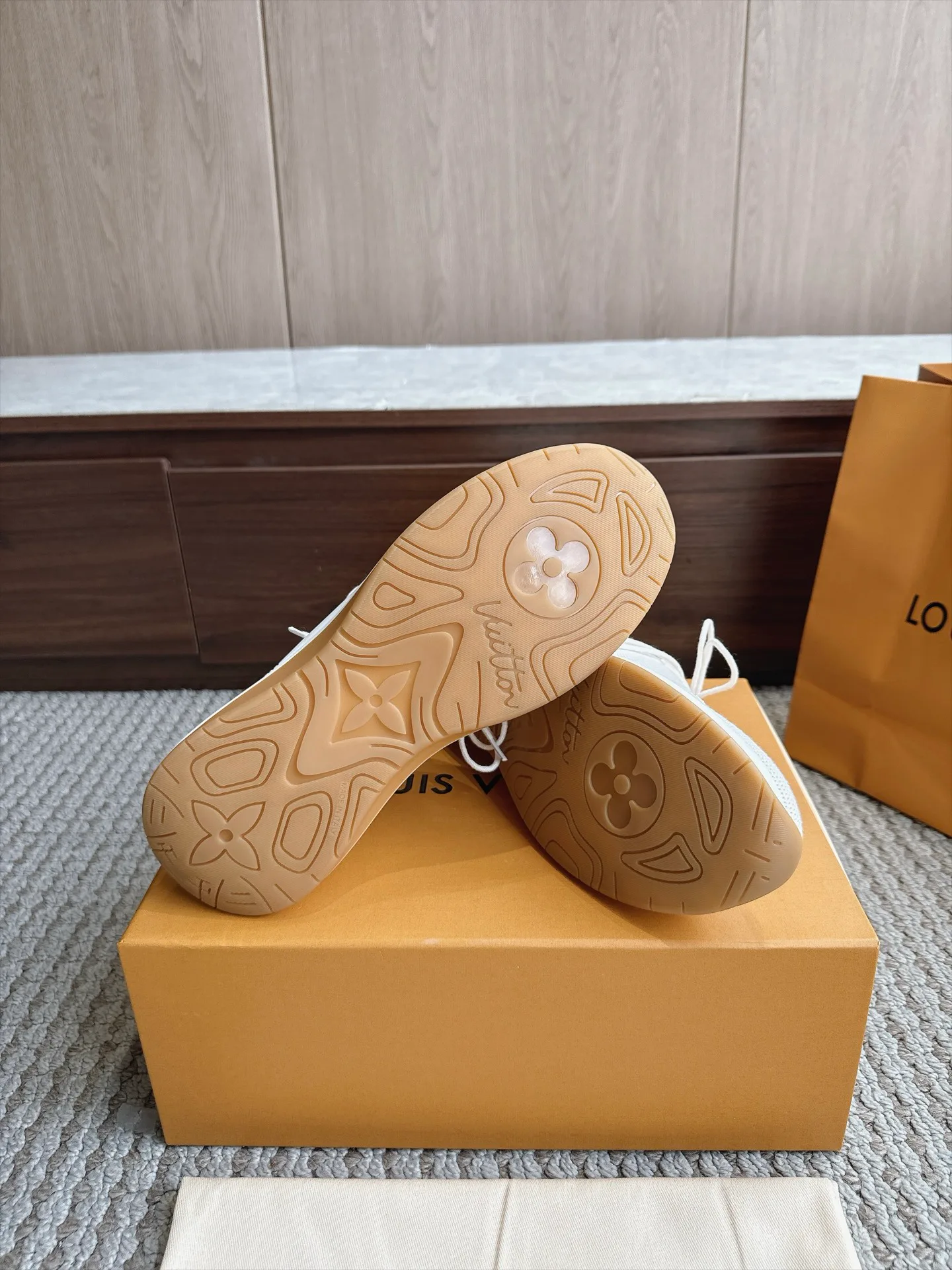 Women's Sneakers LOUIS VUITTON 18333245