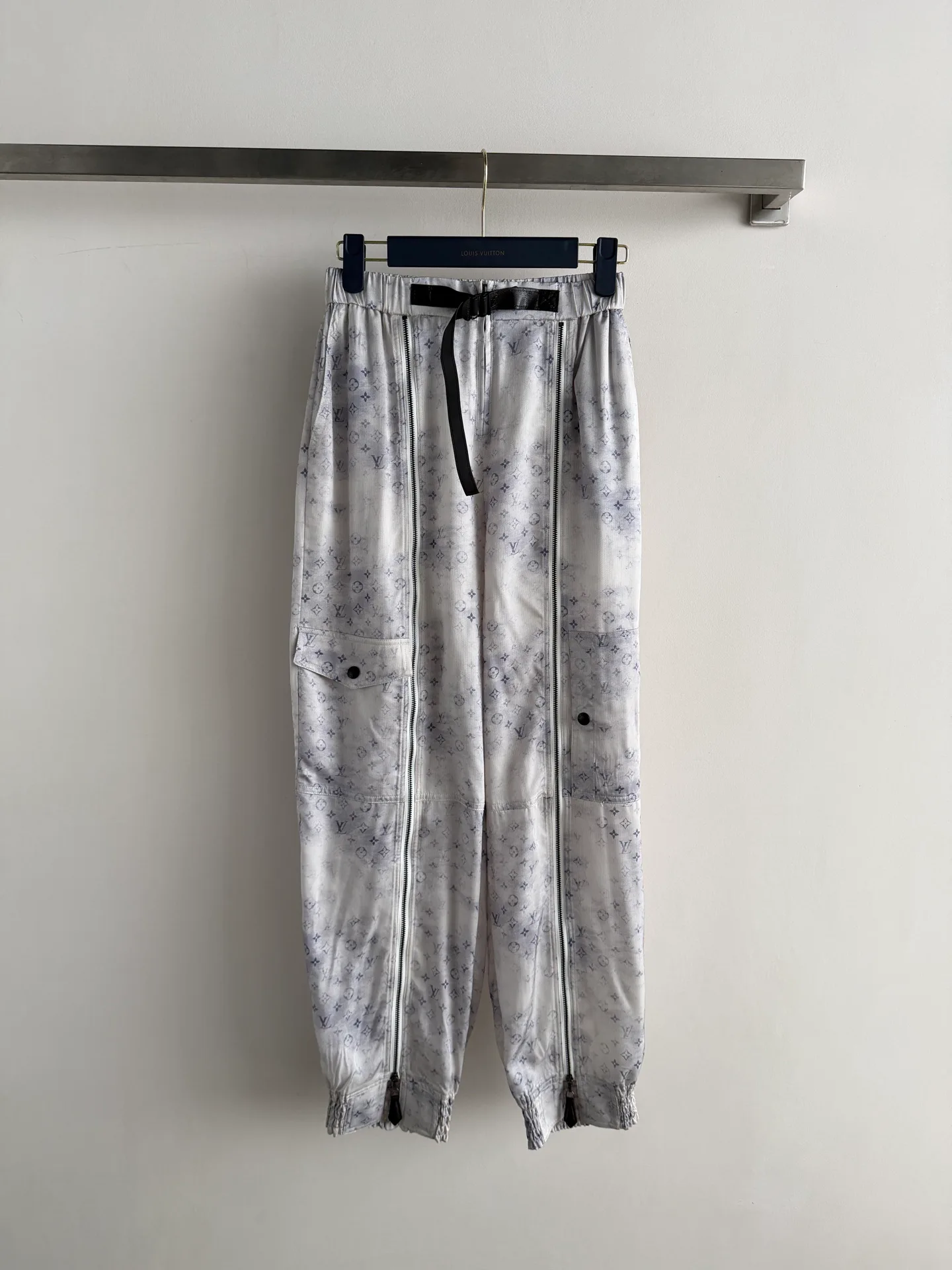 Women's Trousers LOUIS VUITTON 17307672