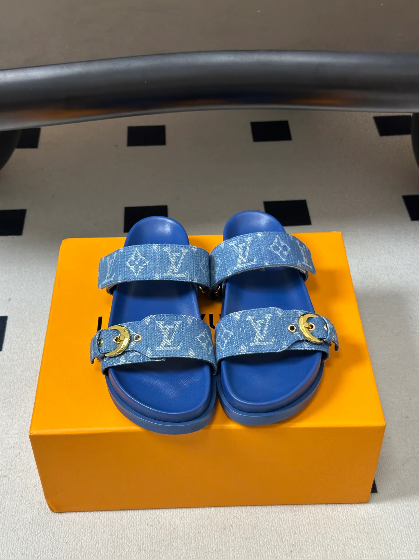 Women's Flip-Flops LOUIS VUITTON 18049597
