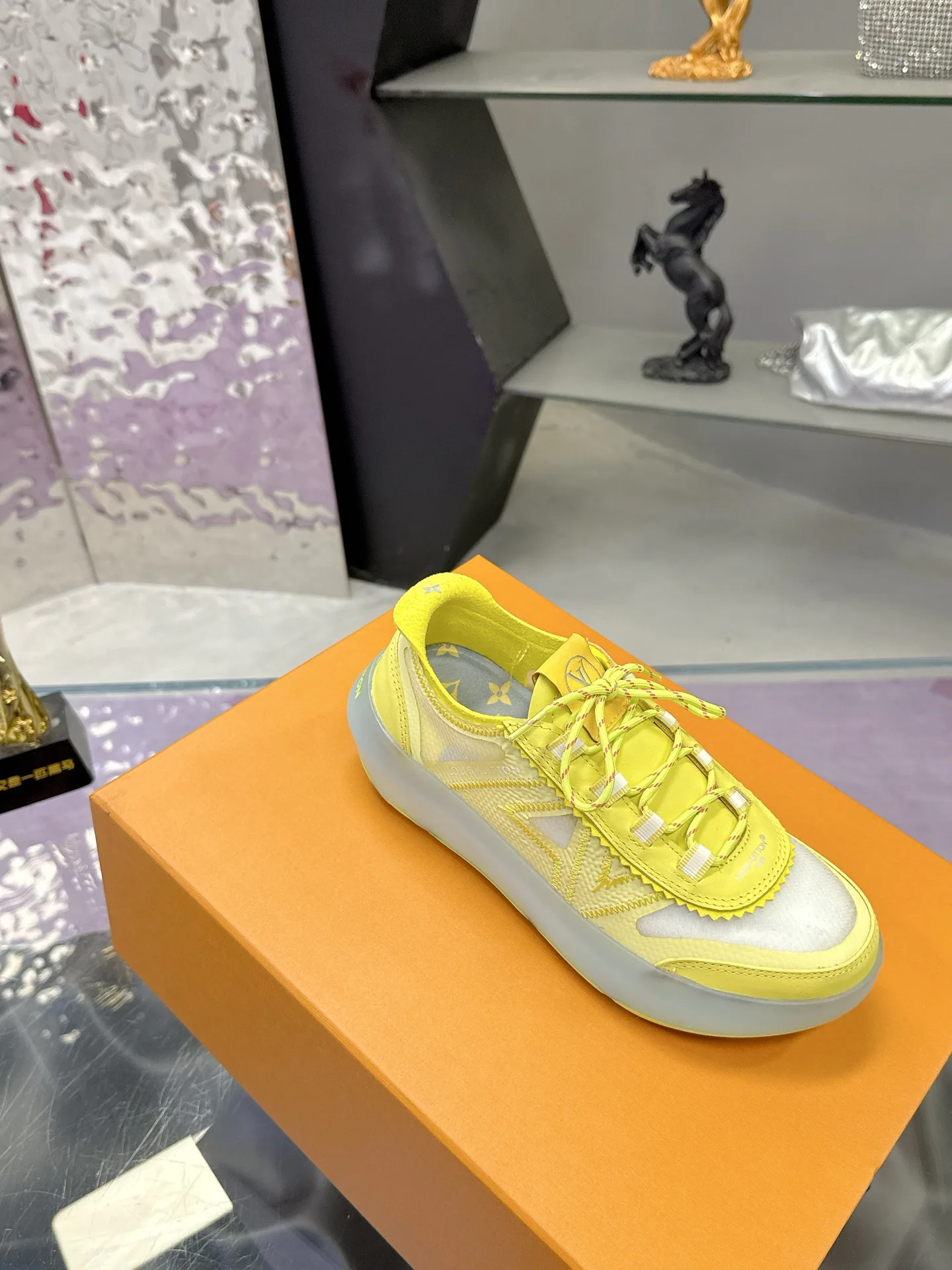 Women's Sneakers LOUIS VUITTON 17368530