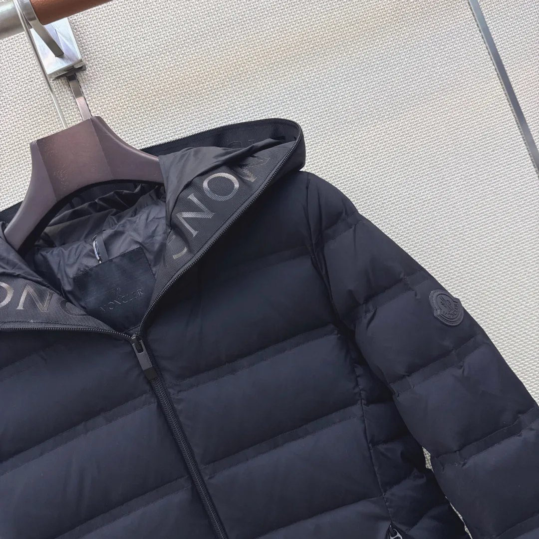 Women's Jackets And Down Jackets MONCLER 18501889