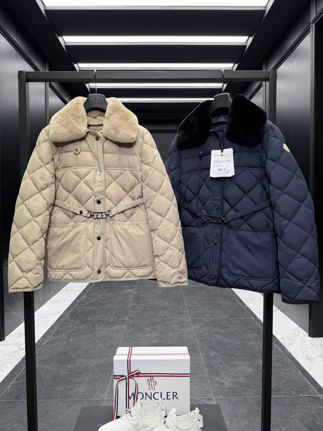 Women's Jackets And Down Jackets MONCLER 18111368