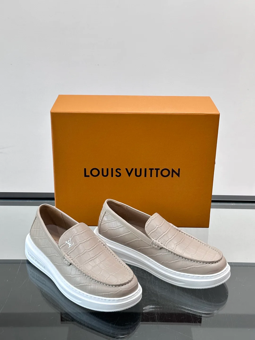 Men's Loafers And Dress Shoes LOUIS VUITTON 17806105