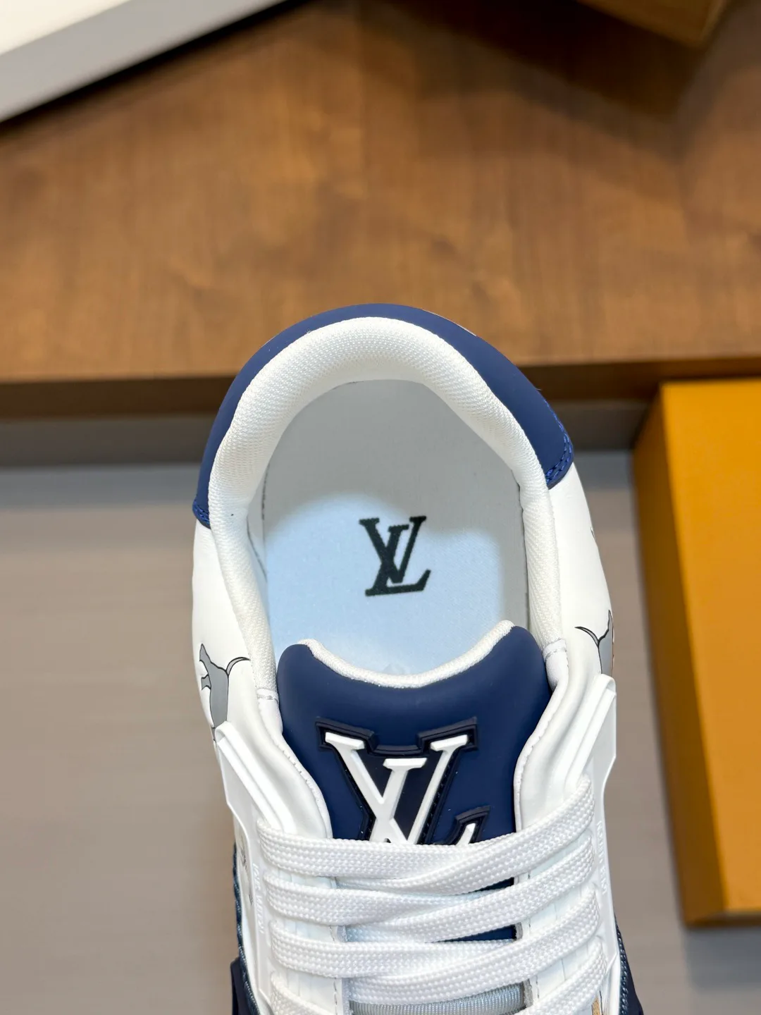 Men's Sneakers LOUIS VUITTON 18234376