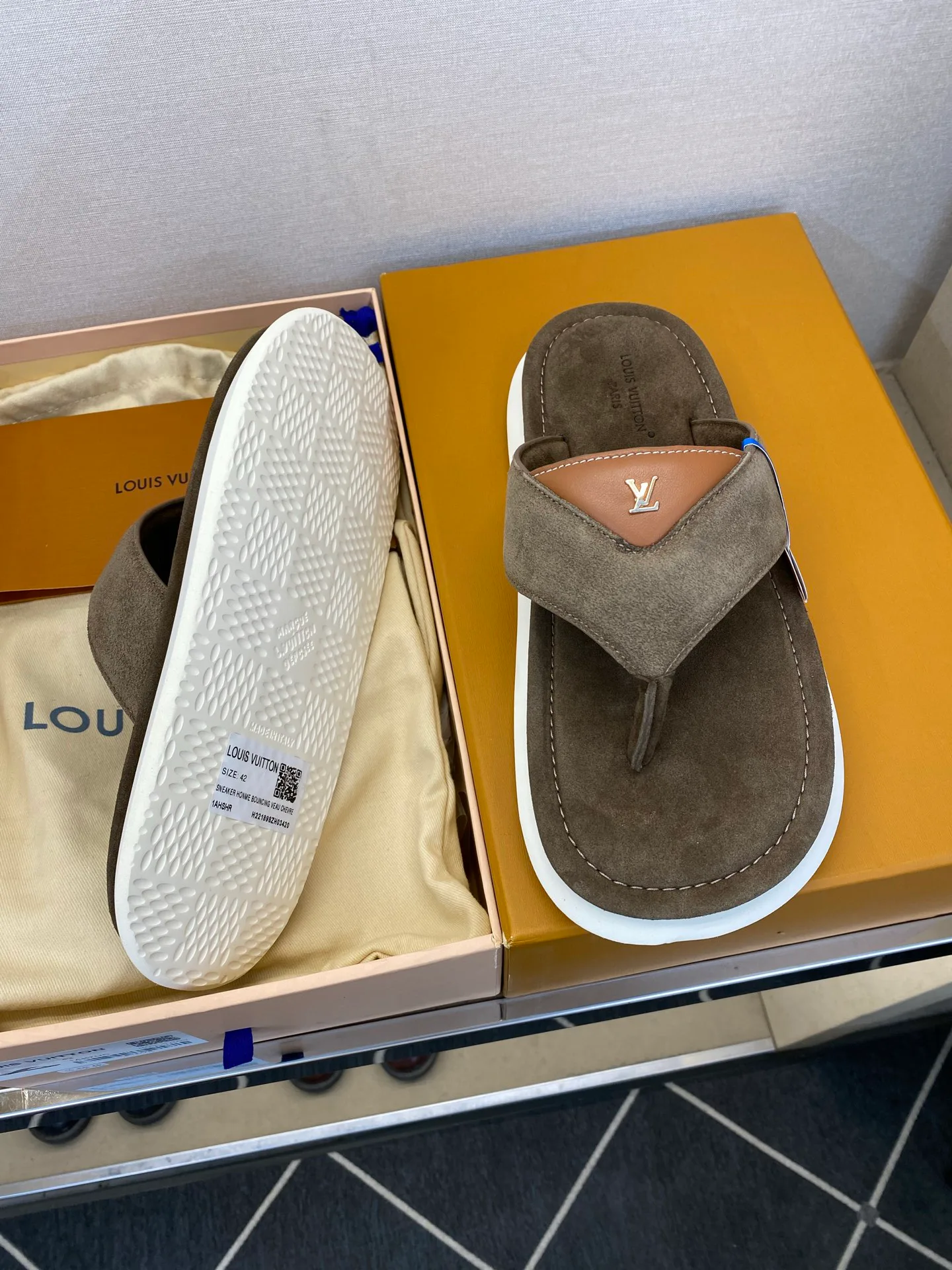 Men's Flip-Flops LOUIS VUITTON 17706368