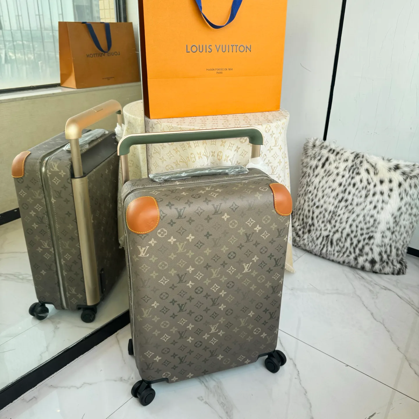 Suitcases LOUIS VUITTON 17675232