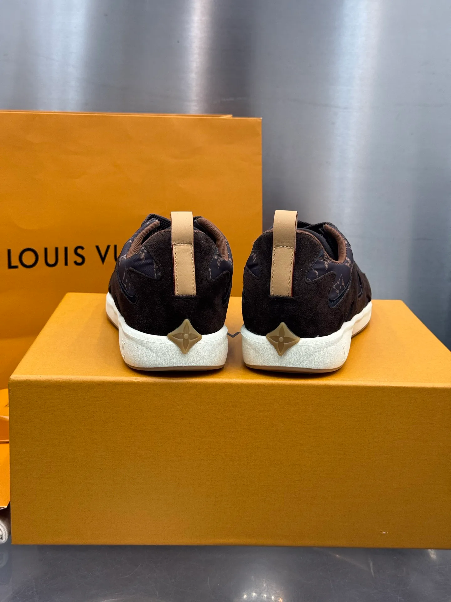 Men's Sneakers LOUIS VUITTON 18202640