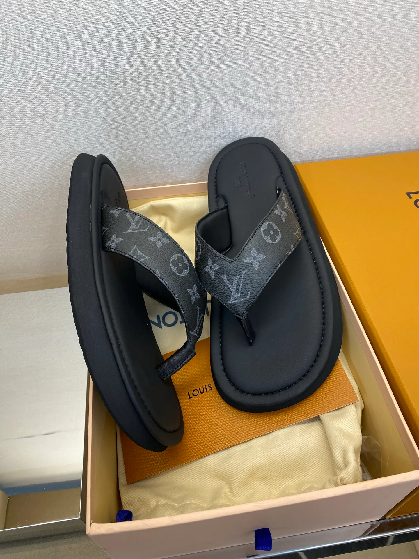 Men's Flip-Flops LOUIS VUITTON 17706387