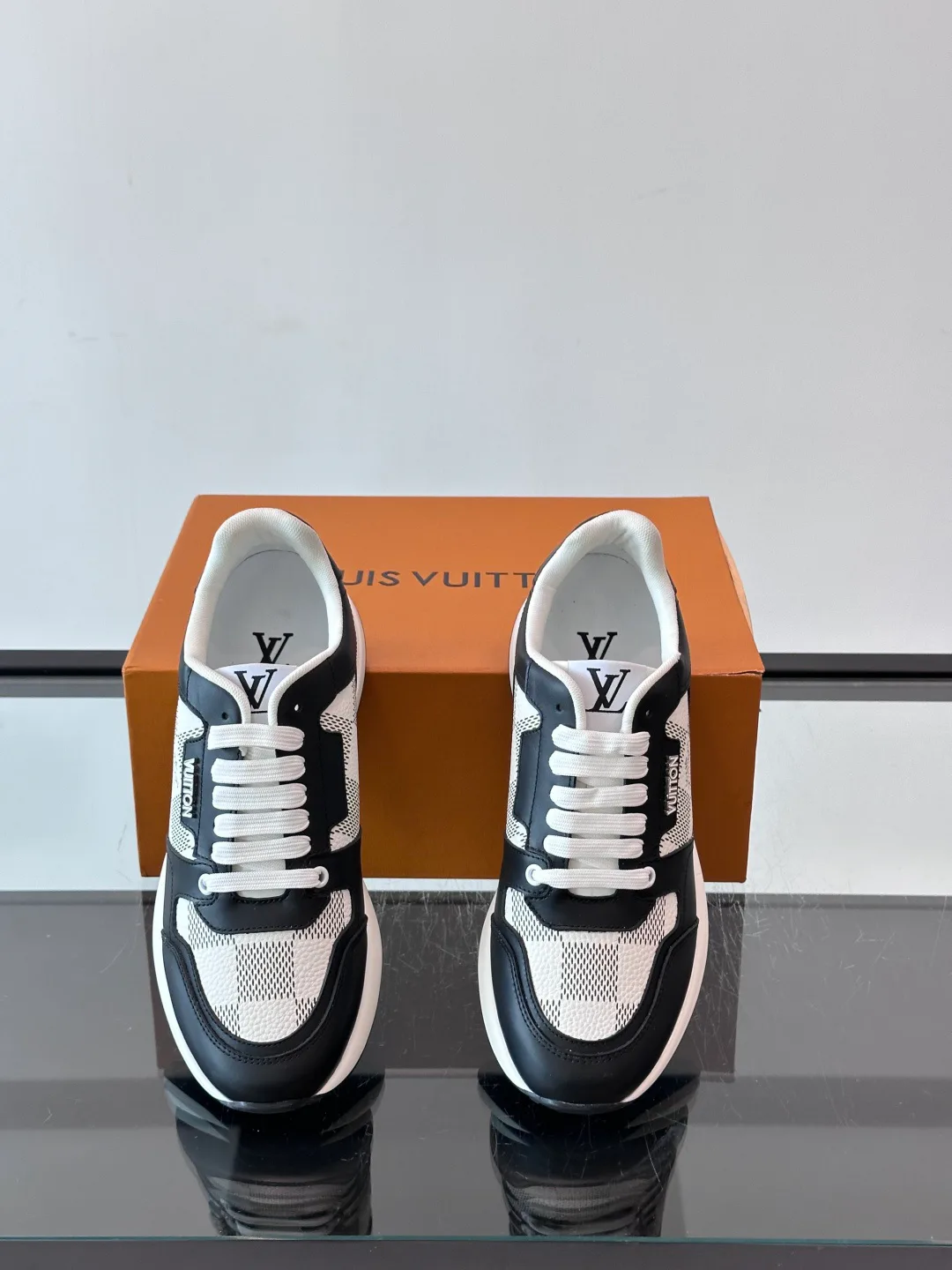 Men's Sneakers LOUIS VUITTON 18400554