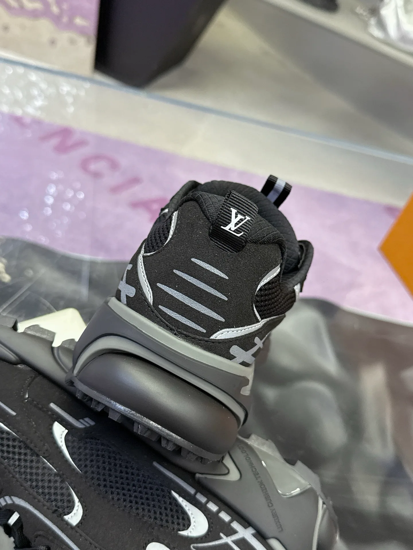 Men's Sneakers LOUIS VUITTON 17530451