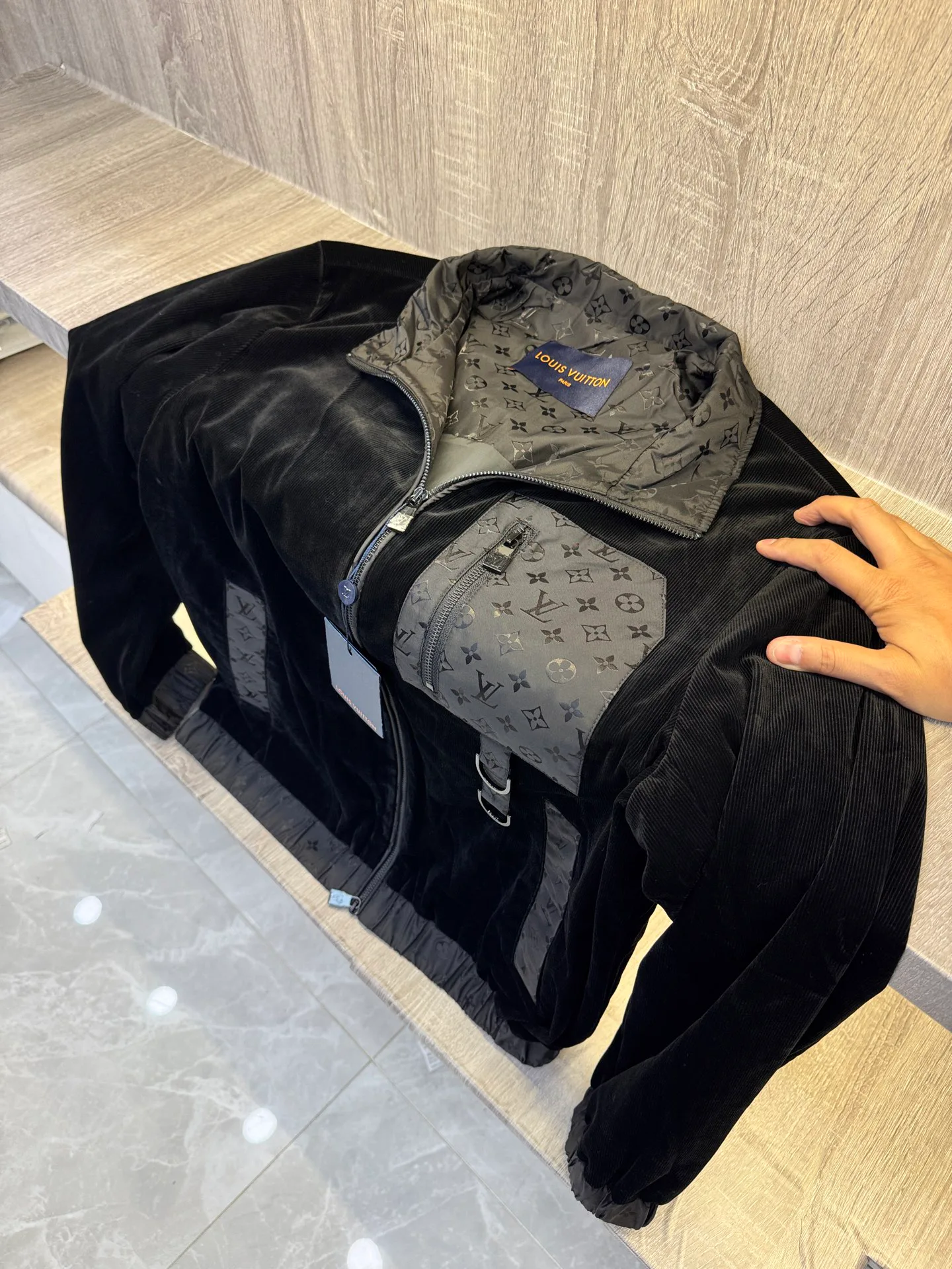 Men's Jackets And Down Jackets LOUIS VUITTON 18140191