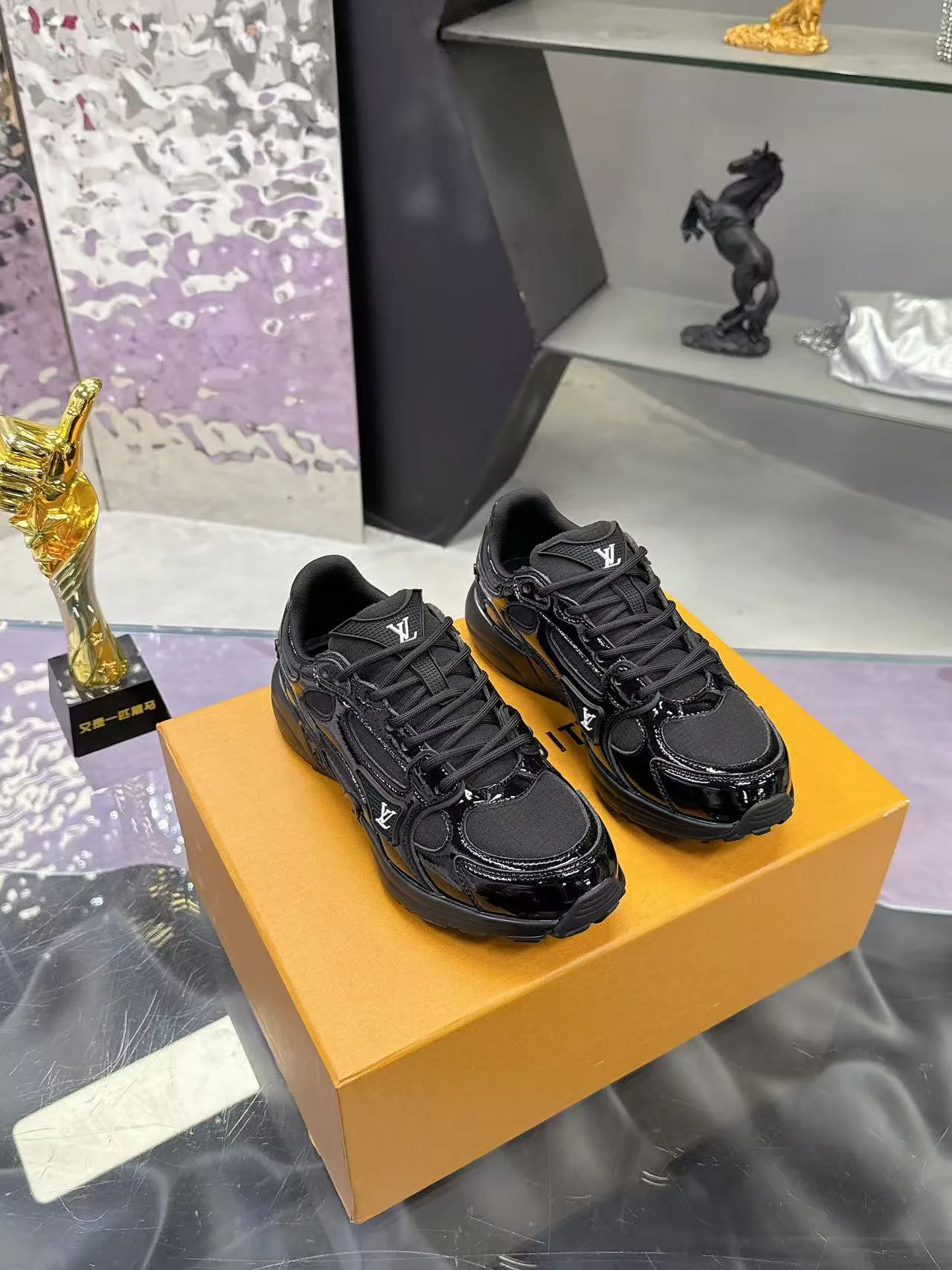 Women's Sneakers LOUIS VUITTON 17530422