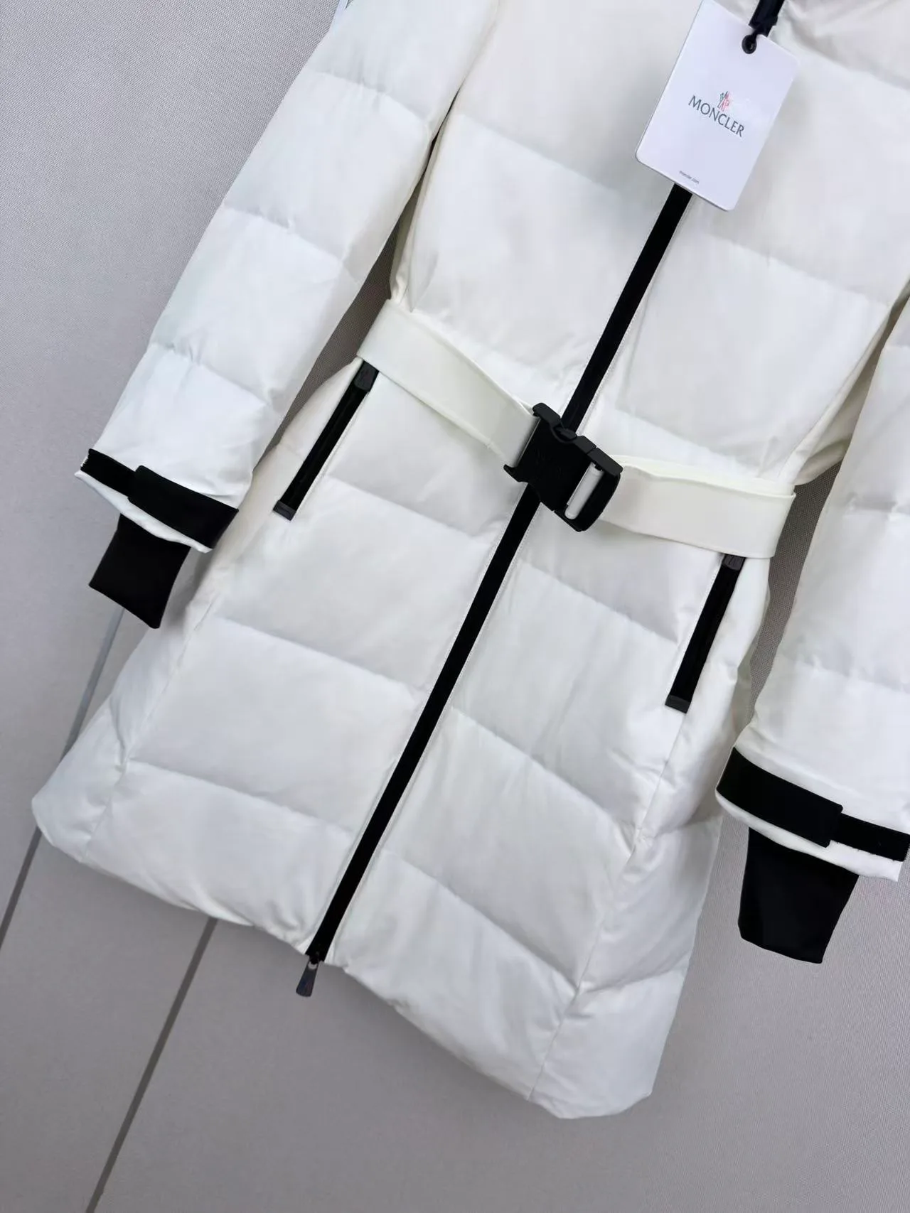 Women's Jackets And Down Jackets MONCLER 18402392
