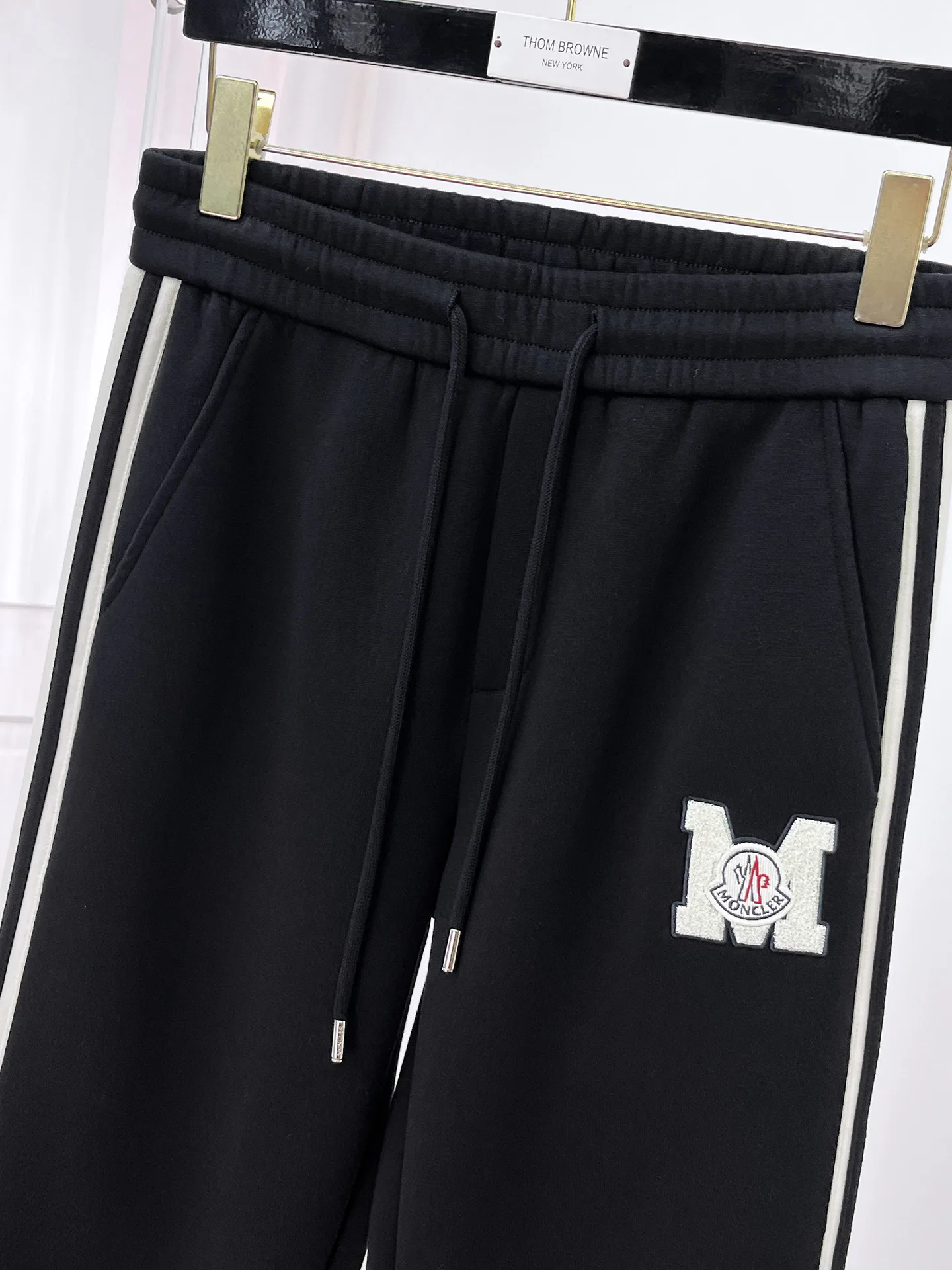 Men's Trousers MONCLER 18399417
