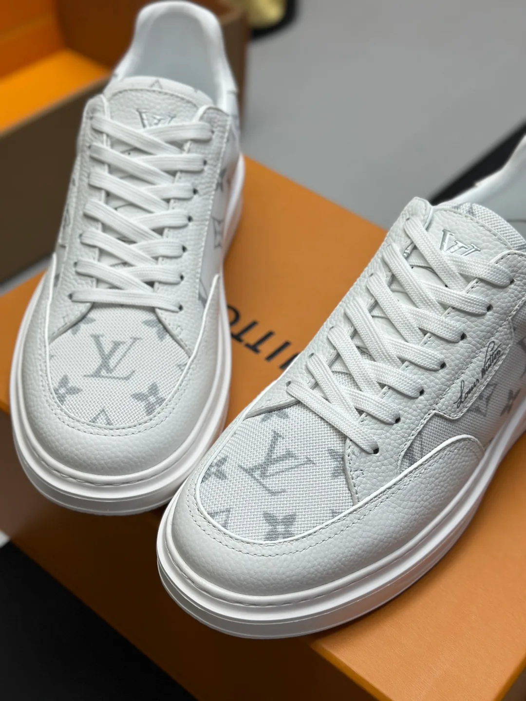 Men's Sneakers LOUIS VUITTON 17759494