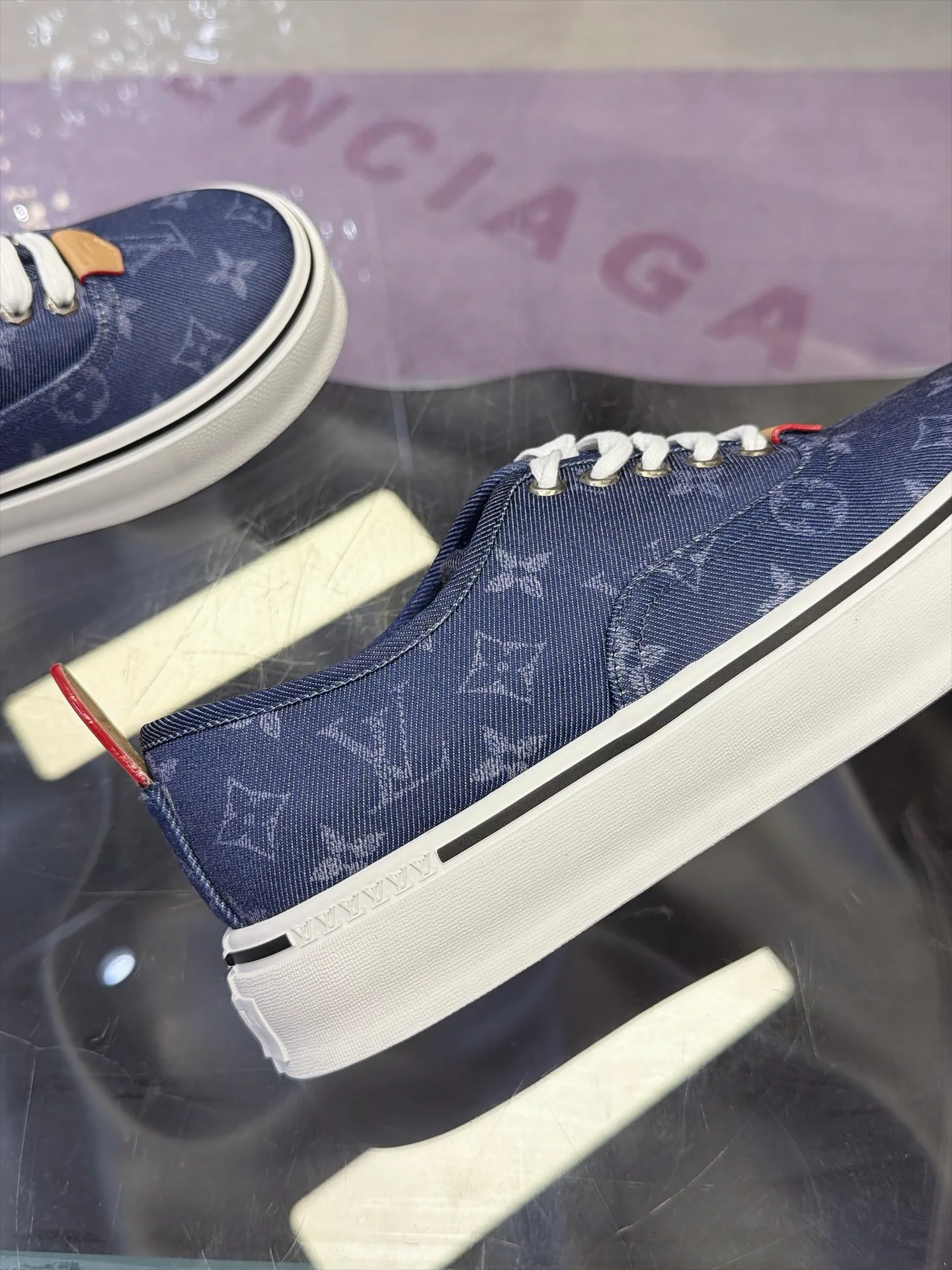Women's Sneakers LOUIS VUITTON 17930905