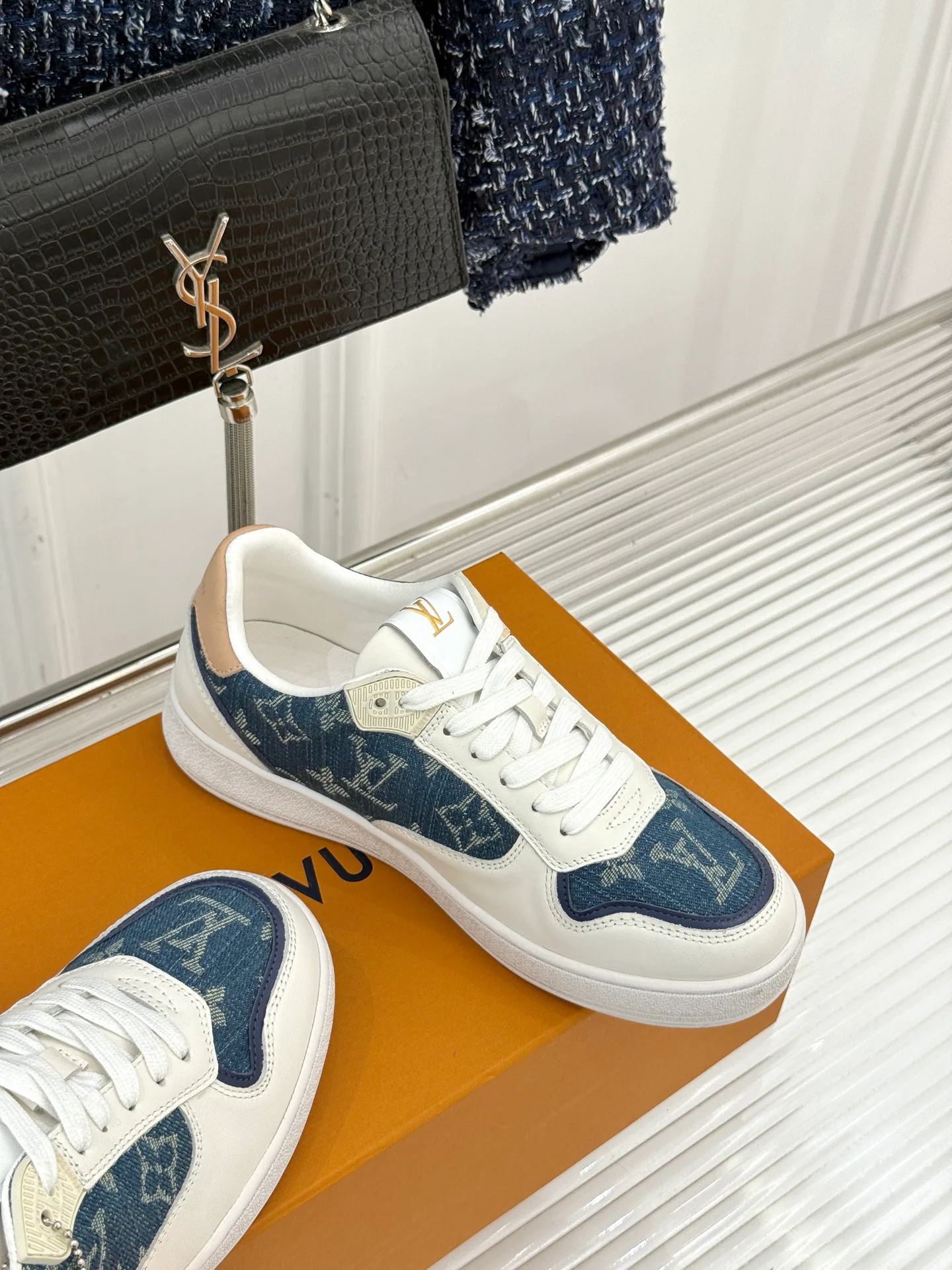 Women's Sneakers LOUIS VUITTON 18036321