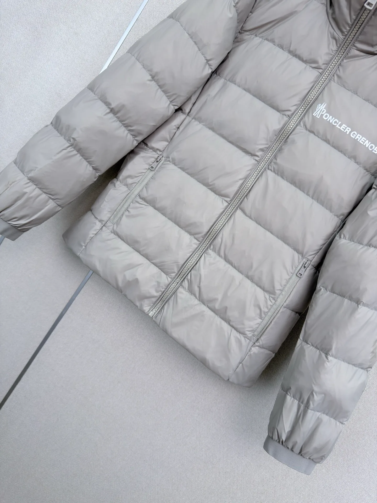 Women's Jackets And Down Jackets MONCLER 18501654