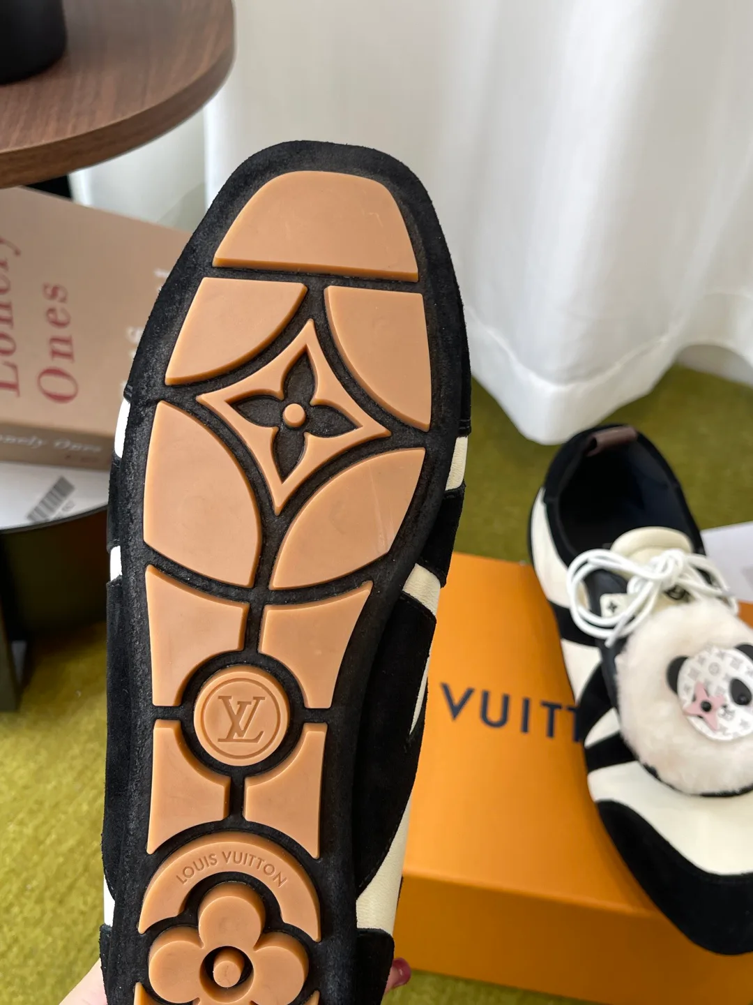 Women's Sneakers LOUIS VUITTON 18121036