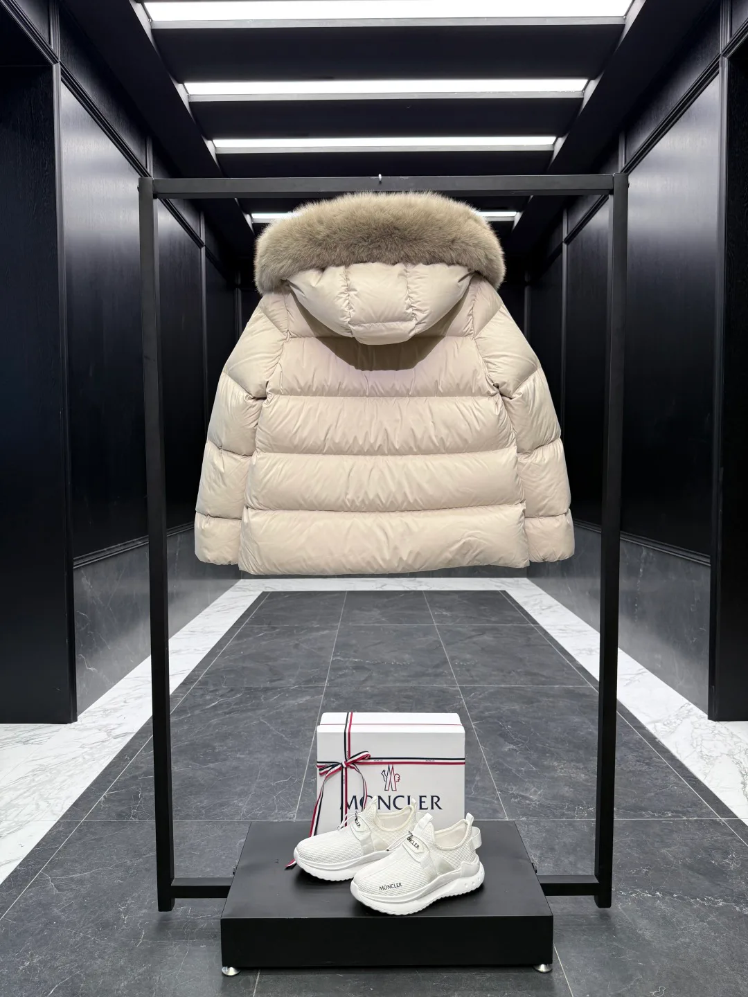 Women's Jackets And Down Jackets MONCLER 17964585