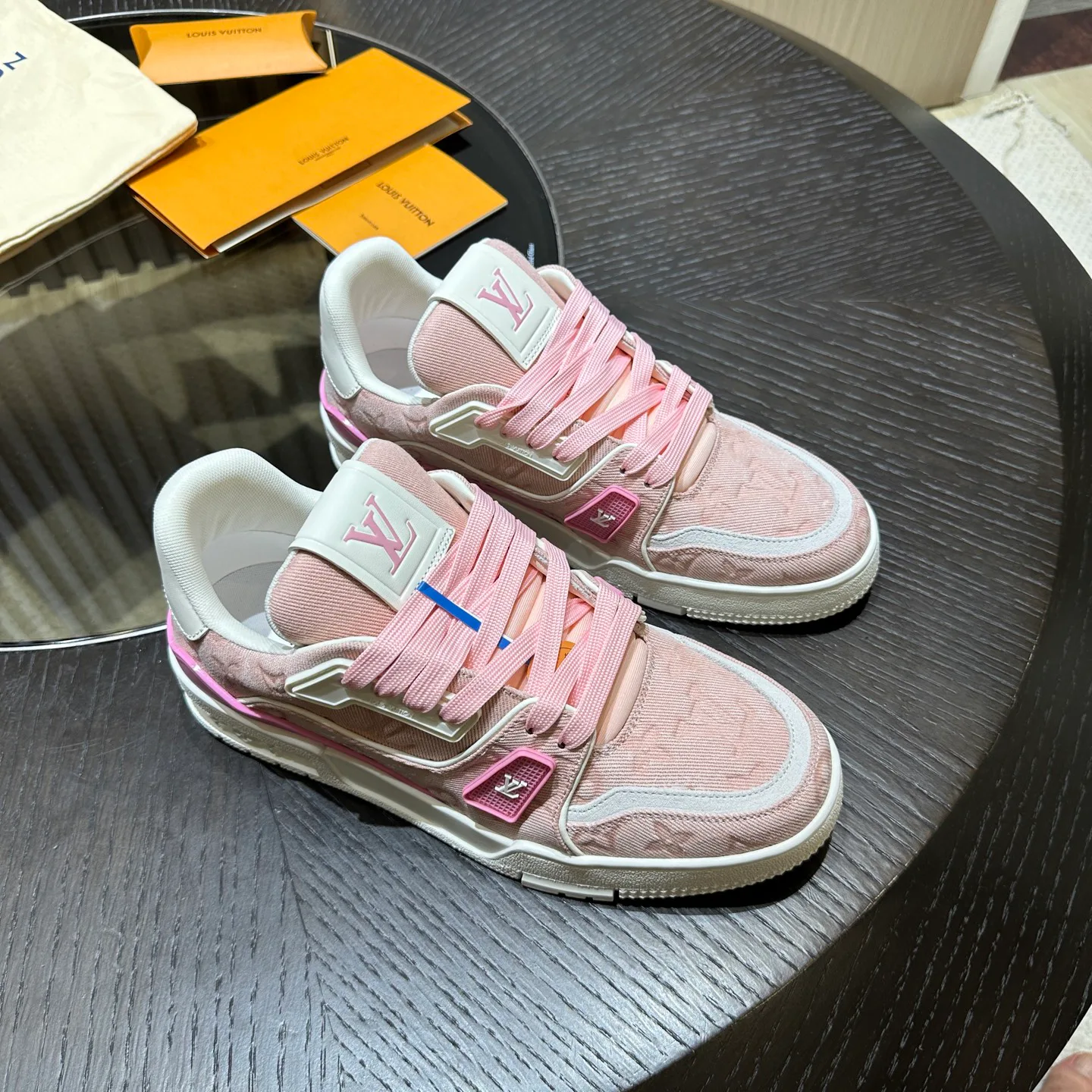 Women's Sneakers LOUIS VUITTON 18192509