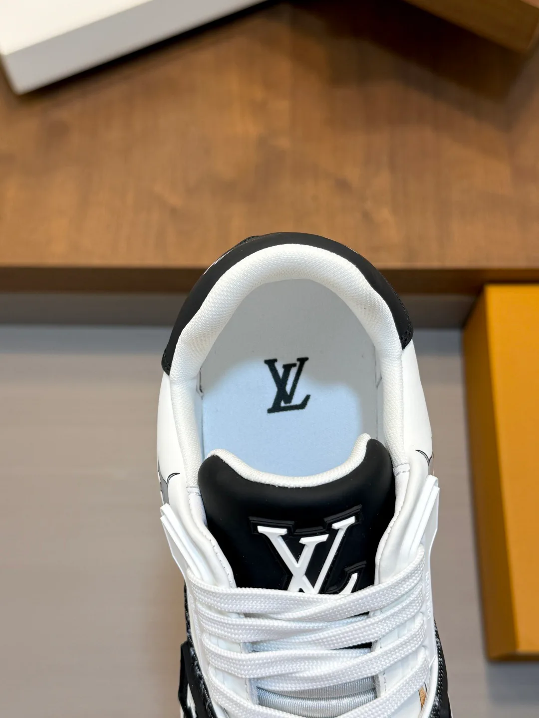 Men's Sneakers LOUIS VUITTON 18234377