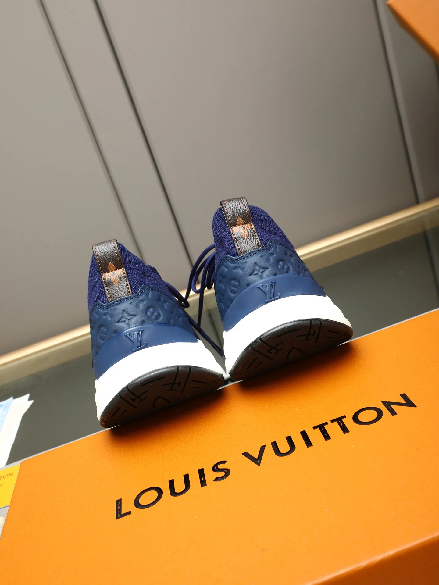 Women's Sneakers LOUIS VUITTON 17947270