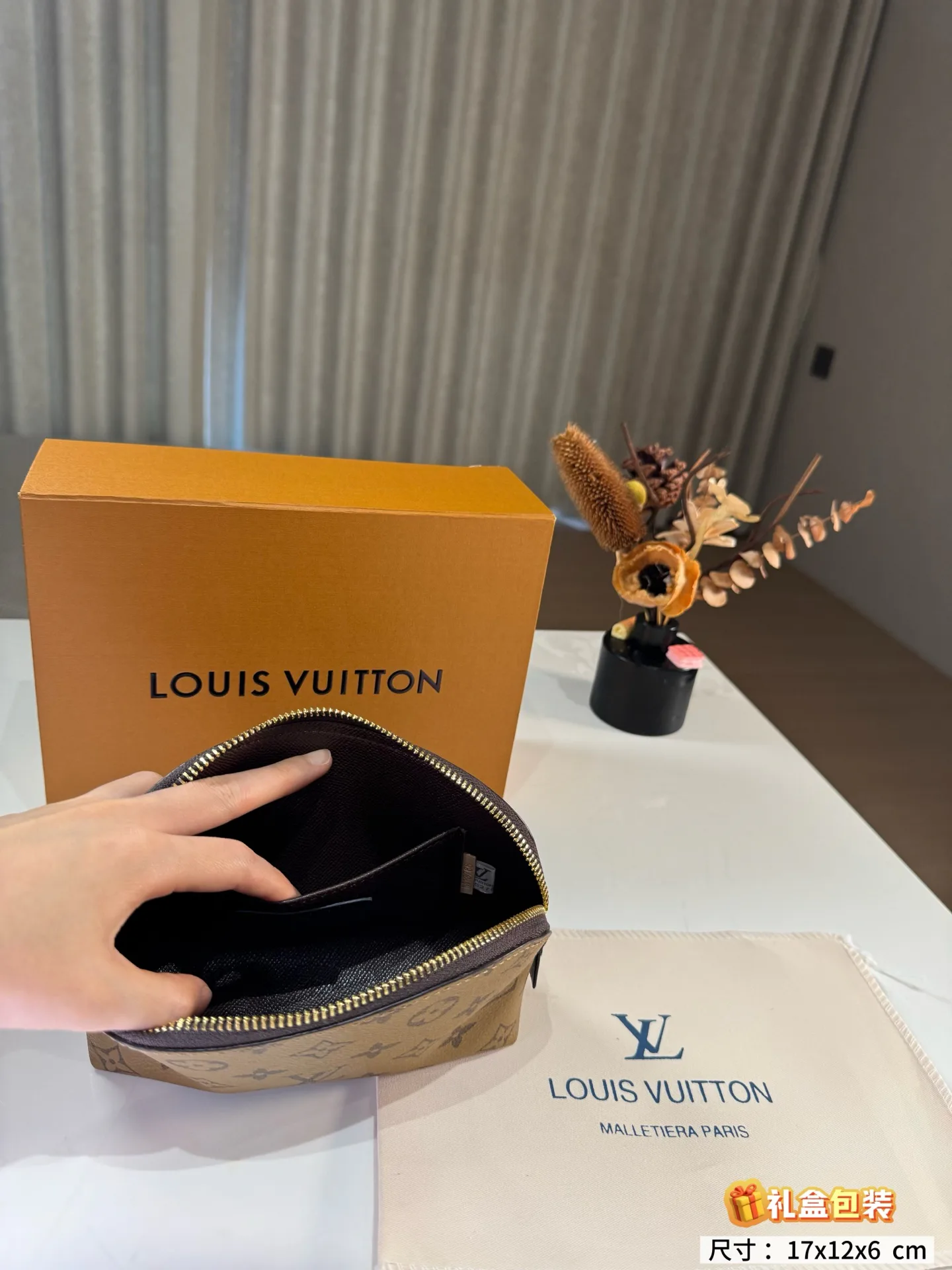 Women's Clutches LOUIS VUITTON 18013767